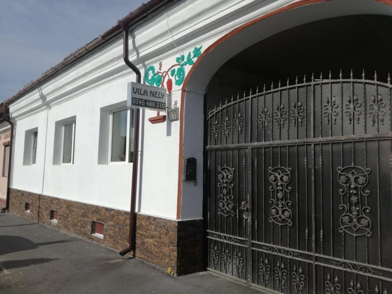 Facade/entrance in Vila Nely