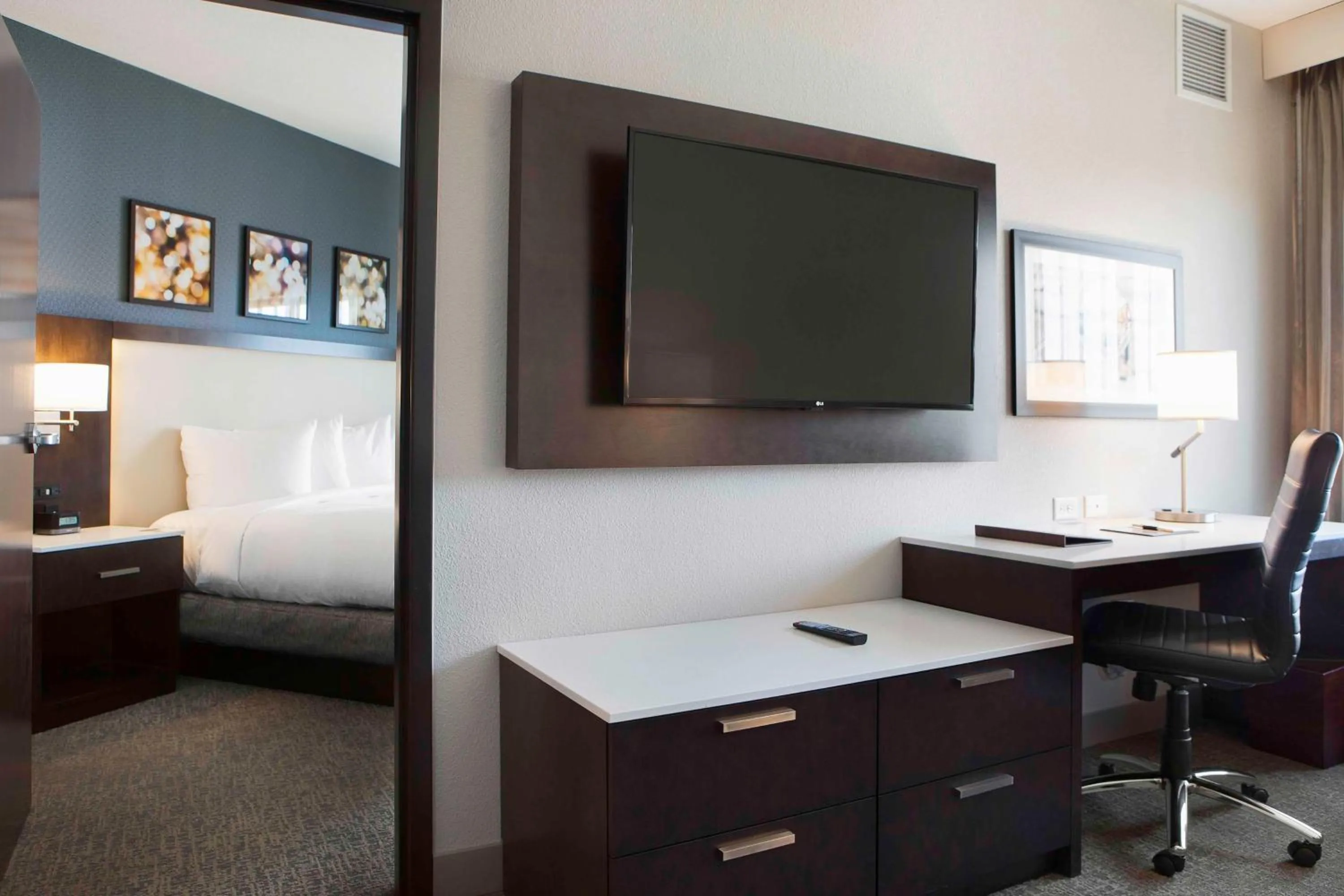 Living room, Bed in Hilton Garden Inn Minneapolis - University Area