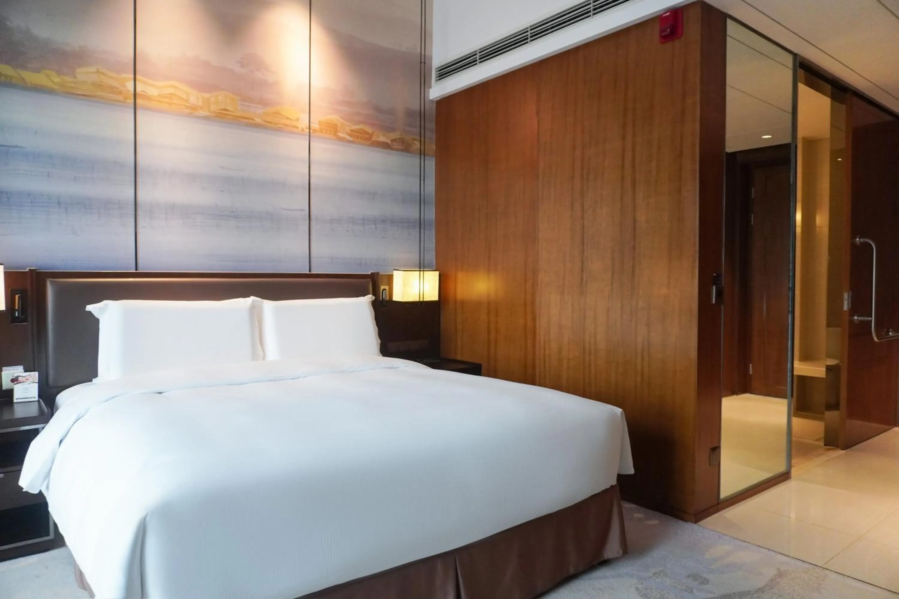 Bed in DoubleTree By Hilton Ningbo Beilun