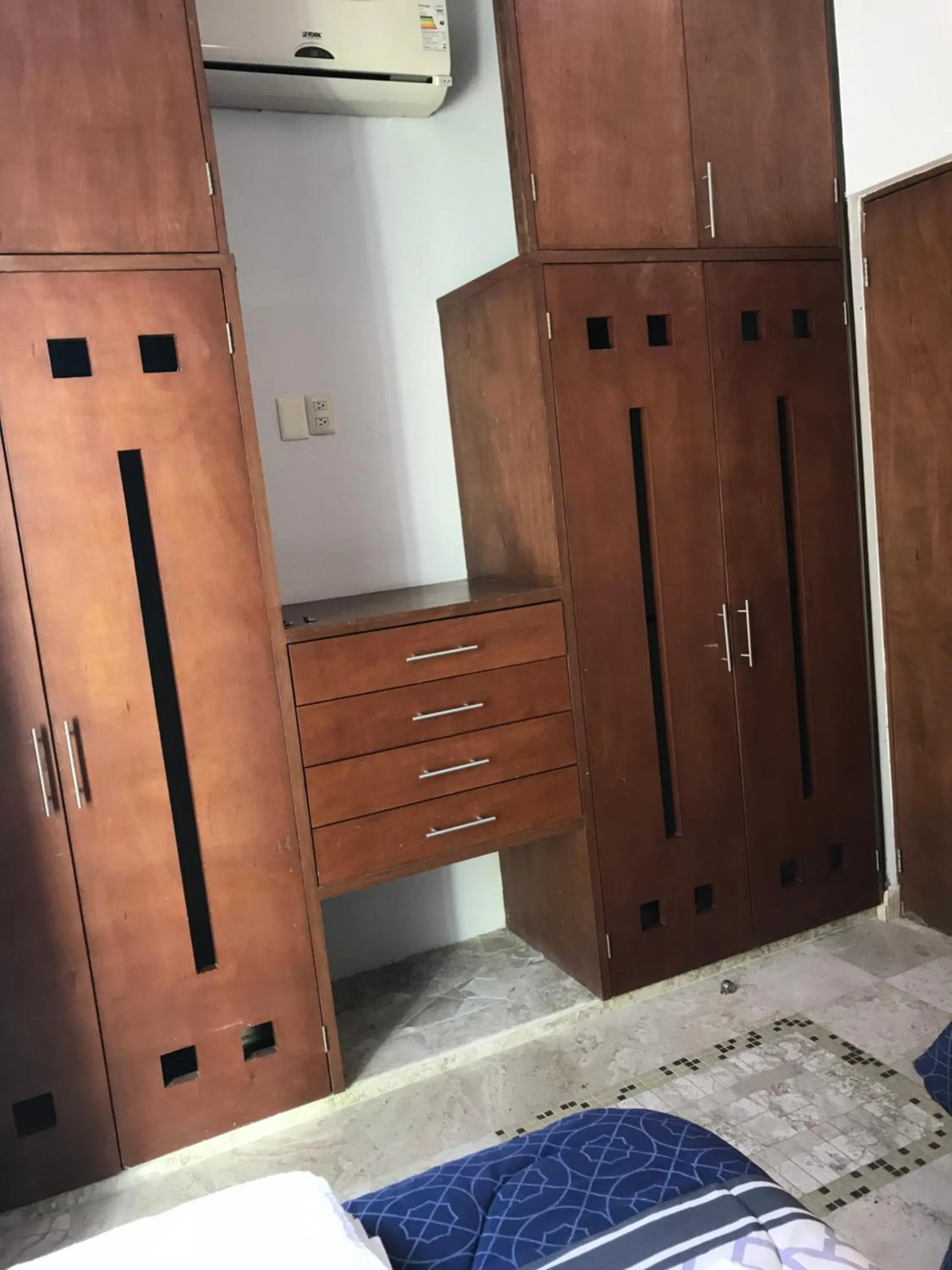 wardrobe, Bed in Lilas del Mar Apartments