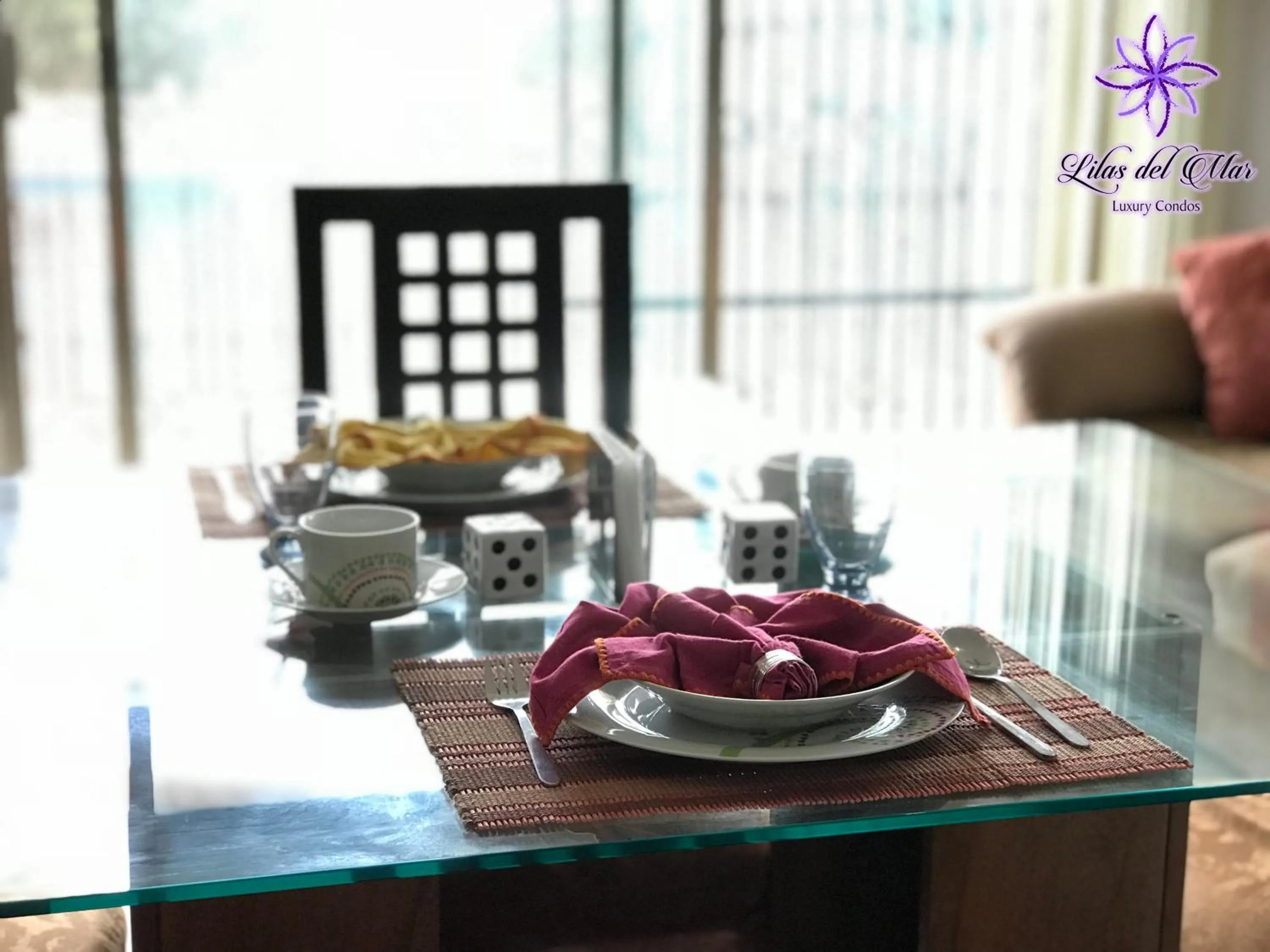 Dining area in Lilas del Mar Apartments