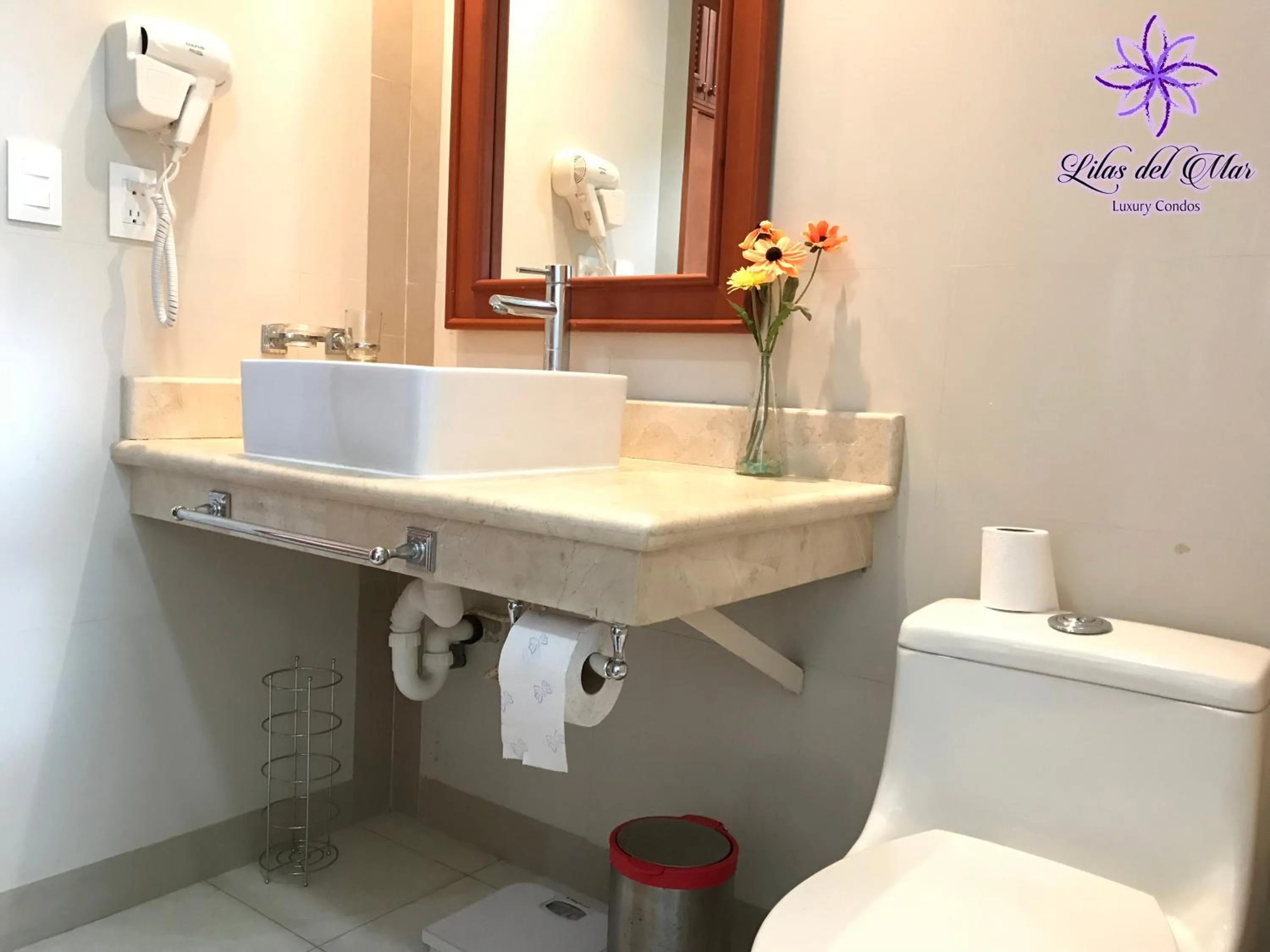 Bathroom in Lilas del Mar Apartments