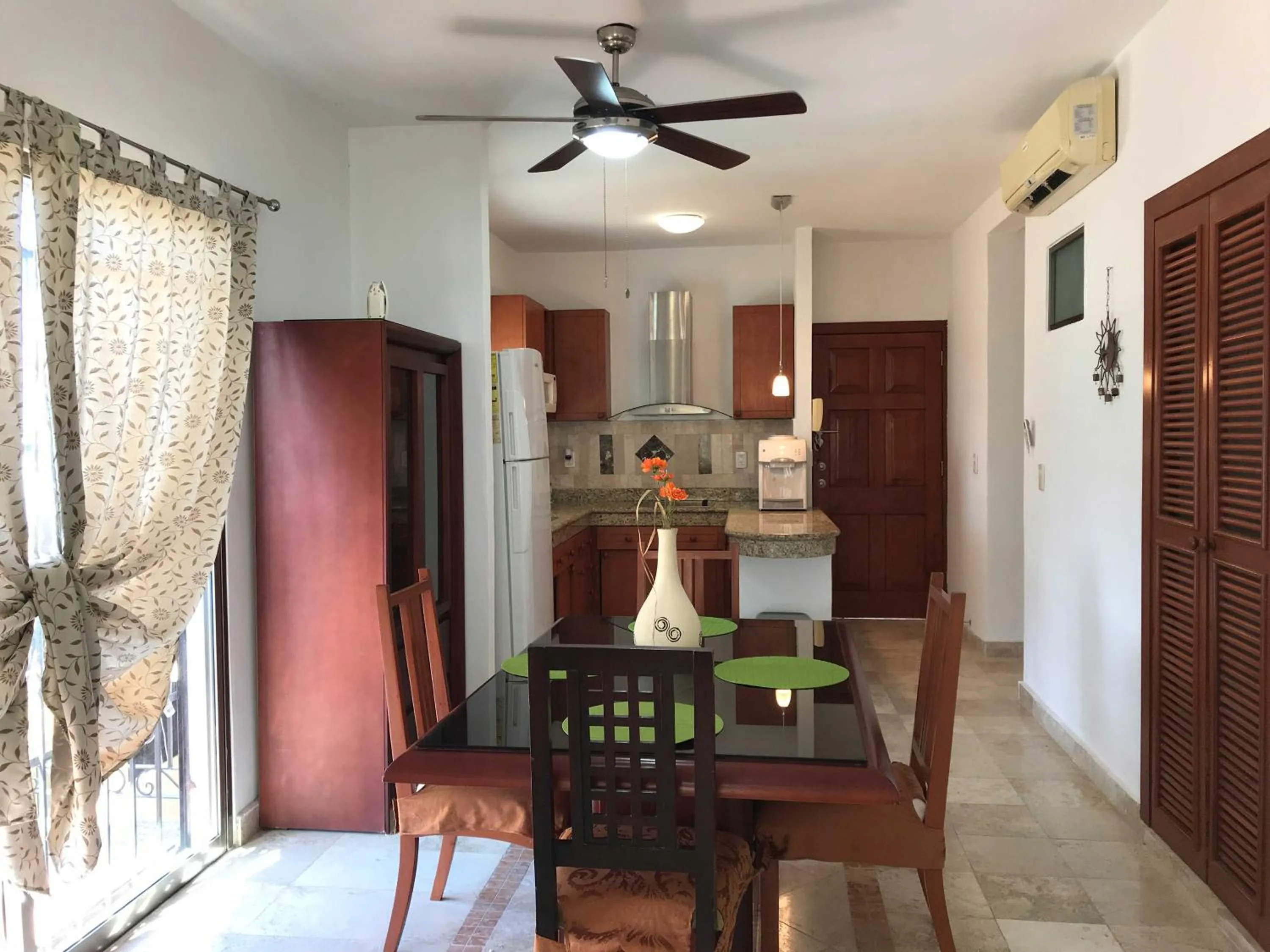 Dining area in Lilas del Mar Apartments