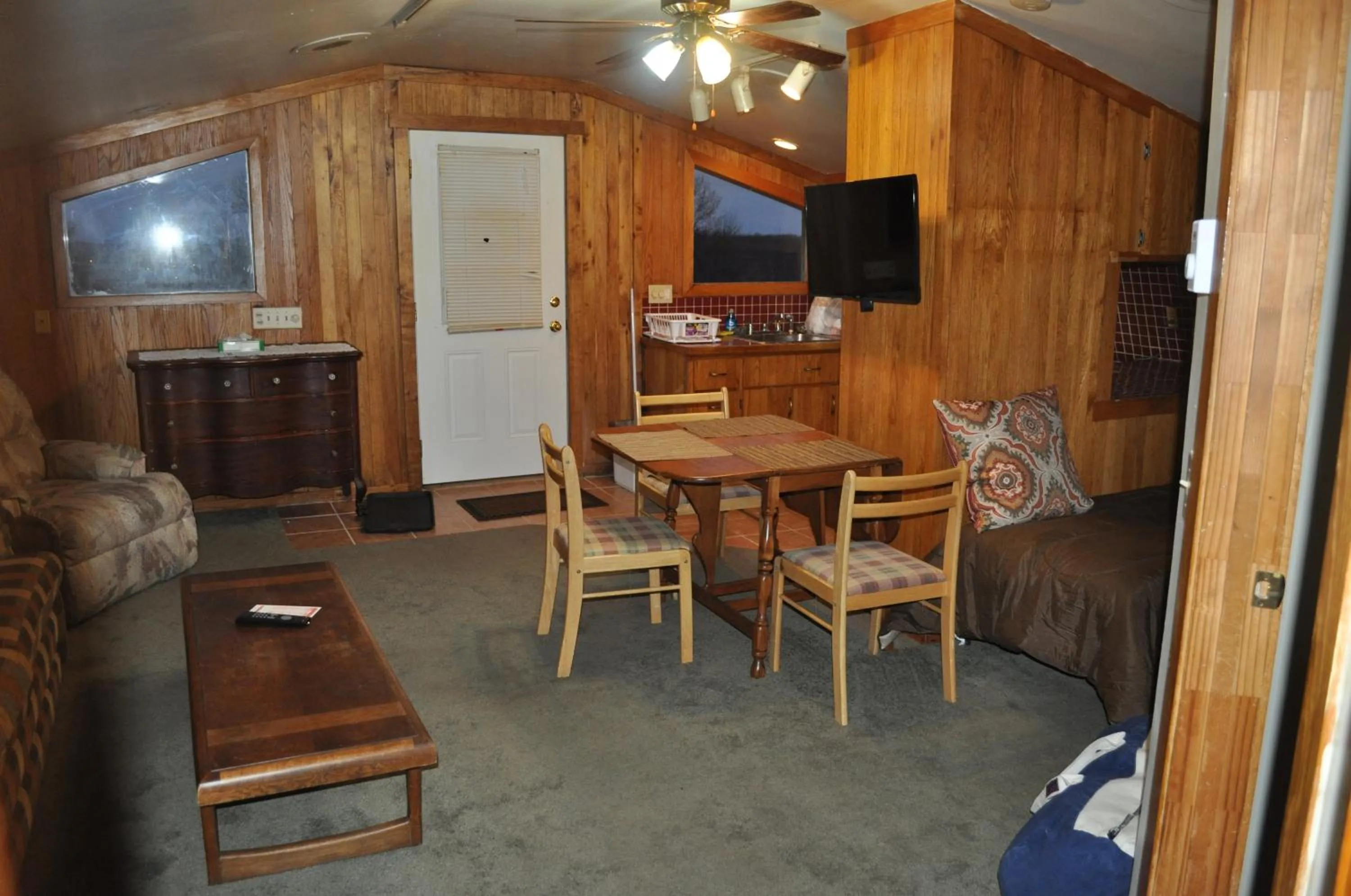 TV and multimedia in Lakewood Lodge & Restaurant