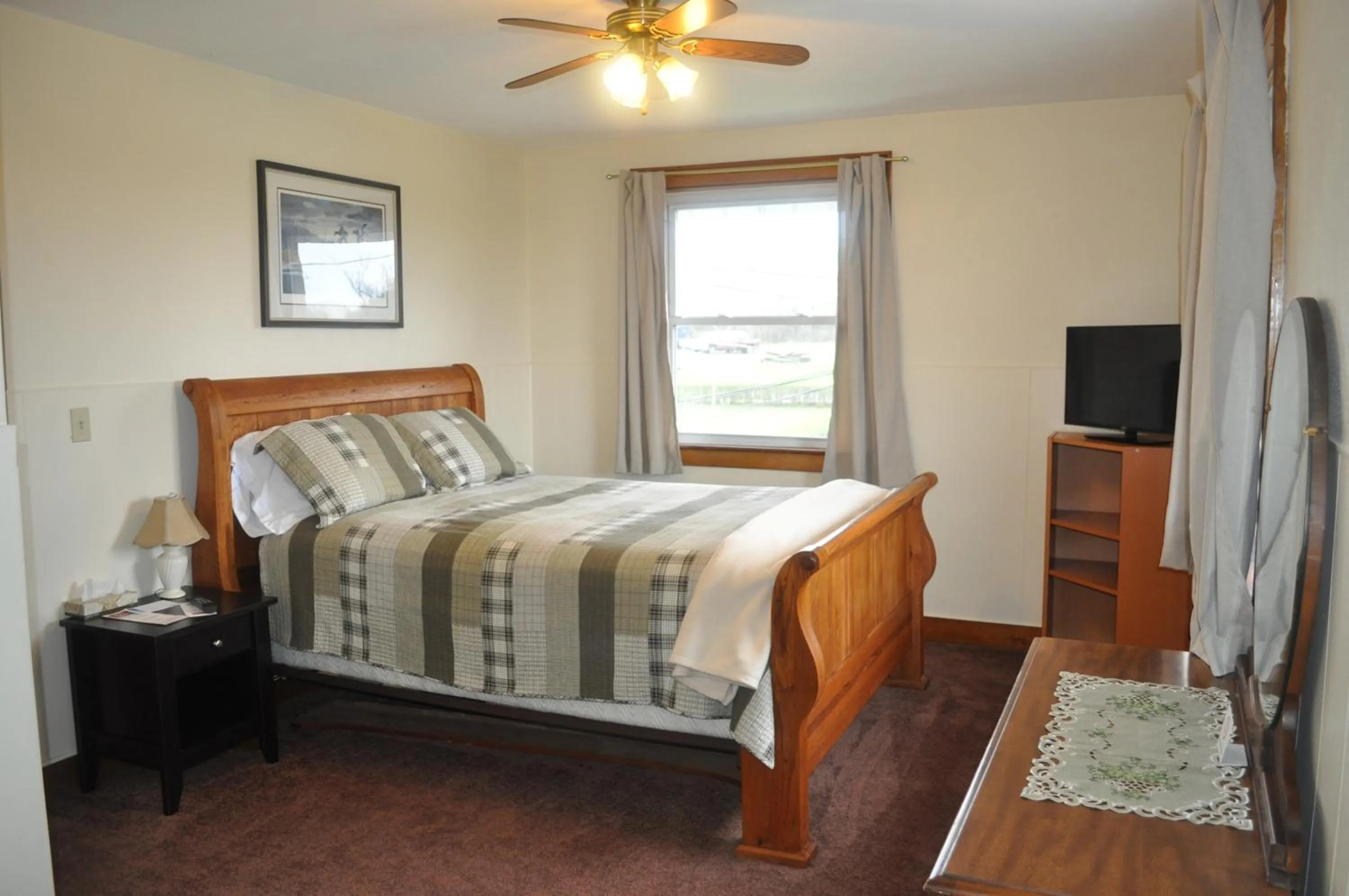 Bed in Lakewood Lodge & Restaurant