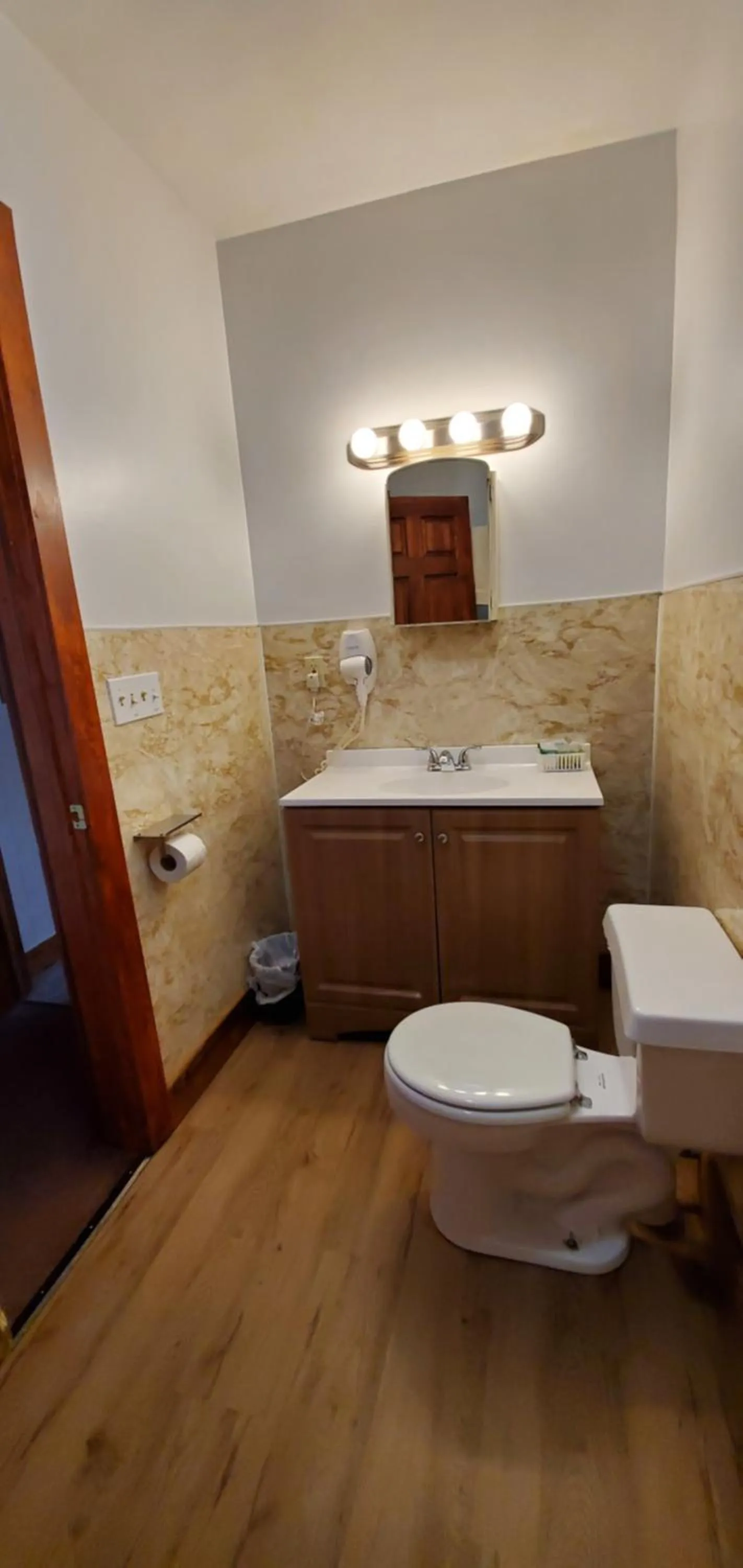 Toilet in Lakewood Lodge & Restaurant