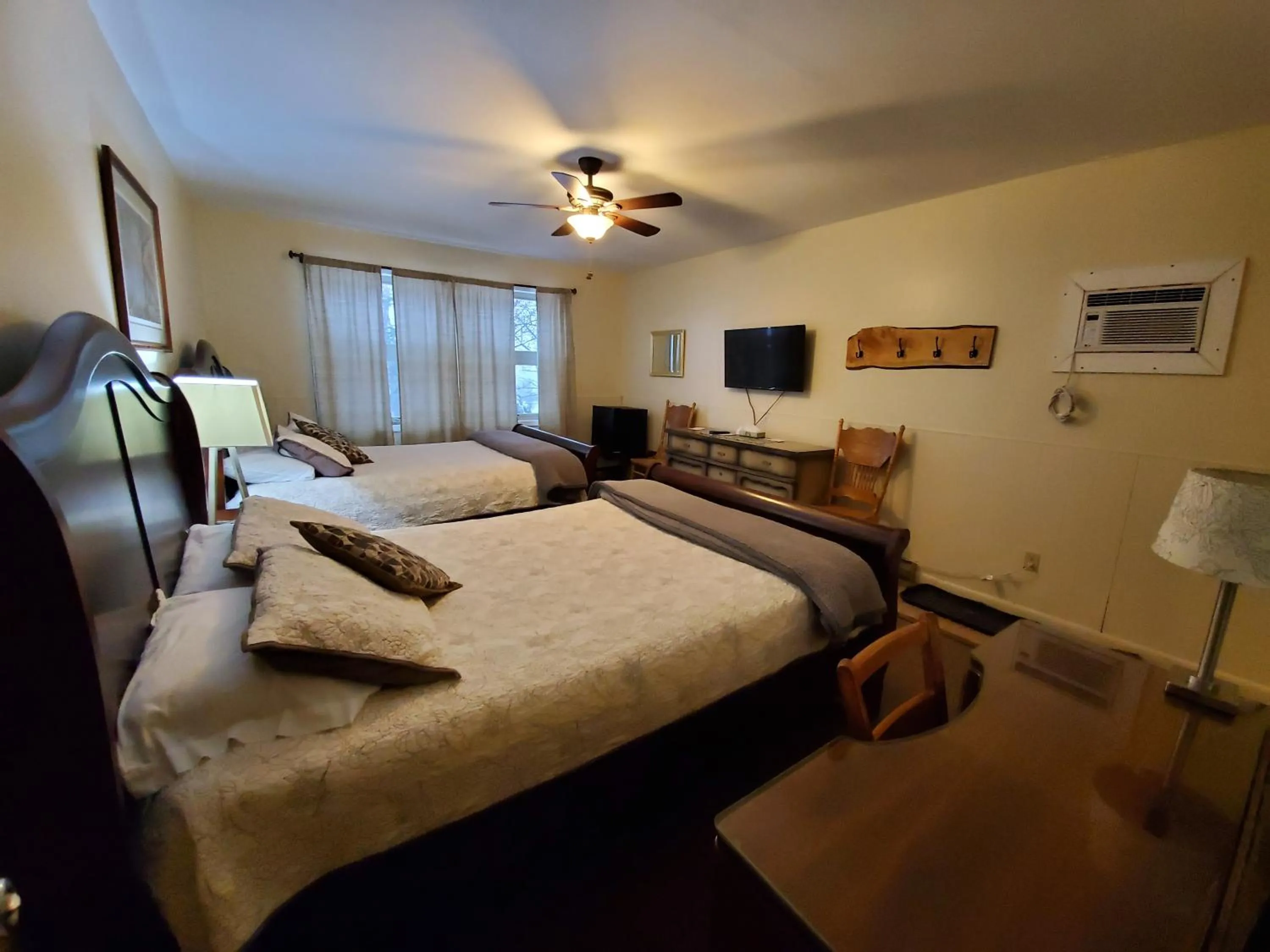 Bedroom, Bed in Lakewood Lodge & Restaurant