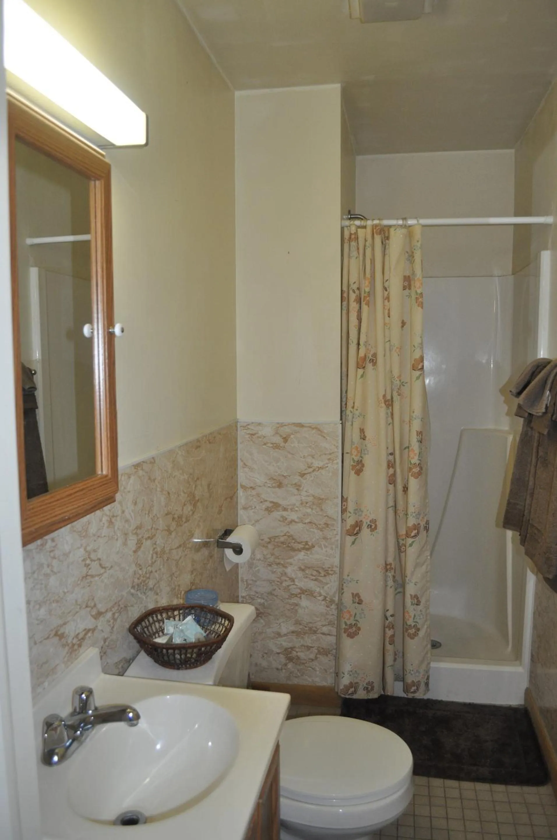 Shower in Lakewood Lodge & Restaurant