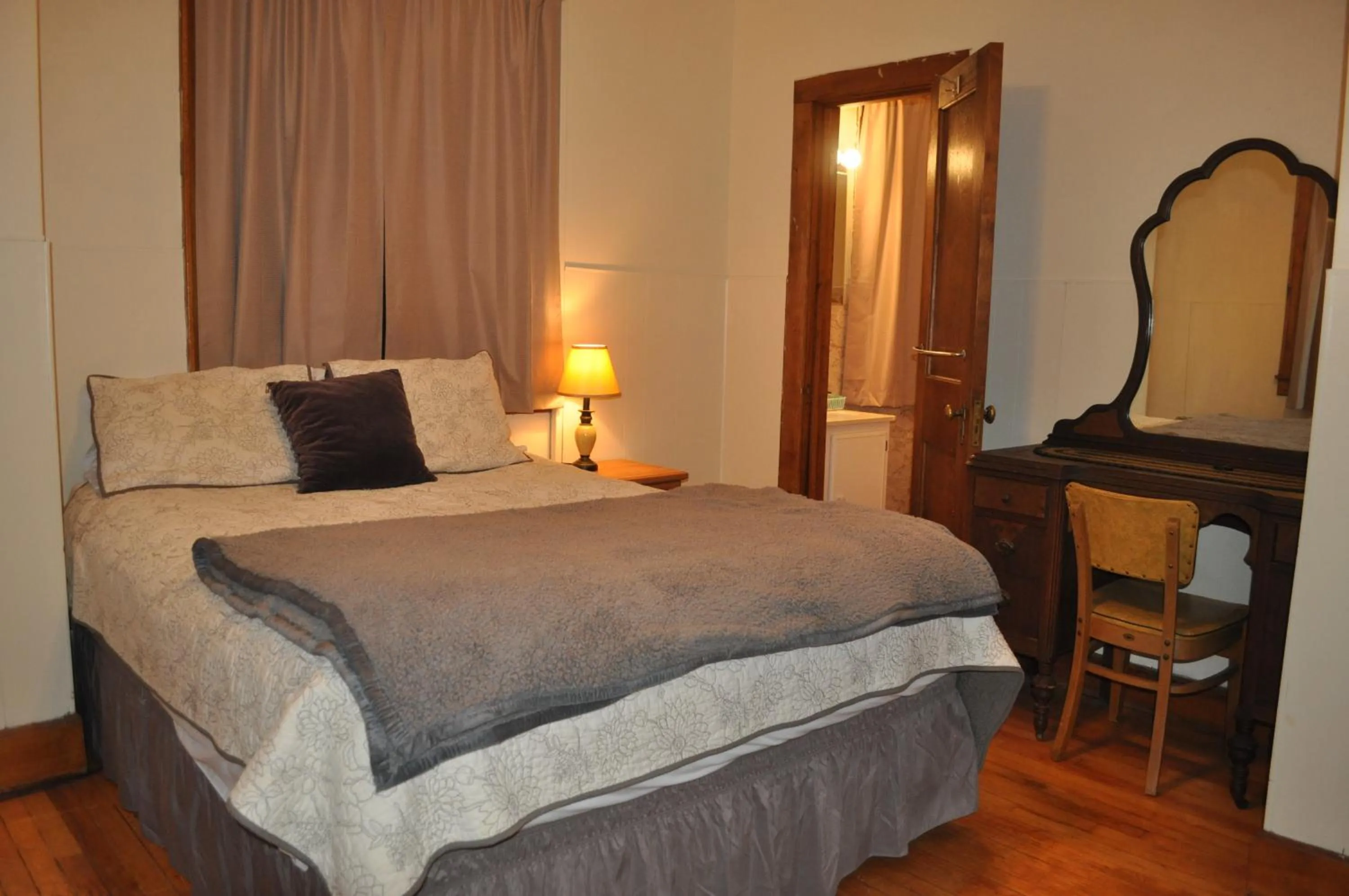 Bedroom, Bed in Lakewood Lodge & Restaurant