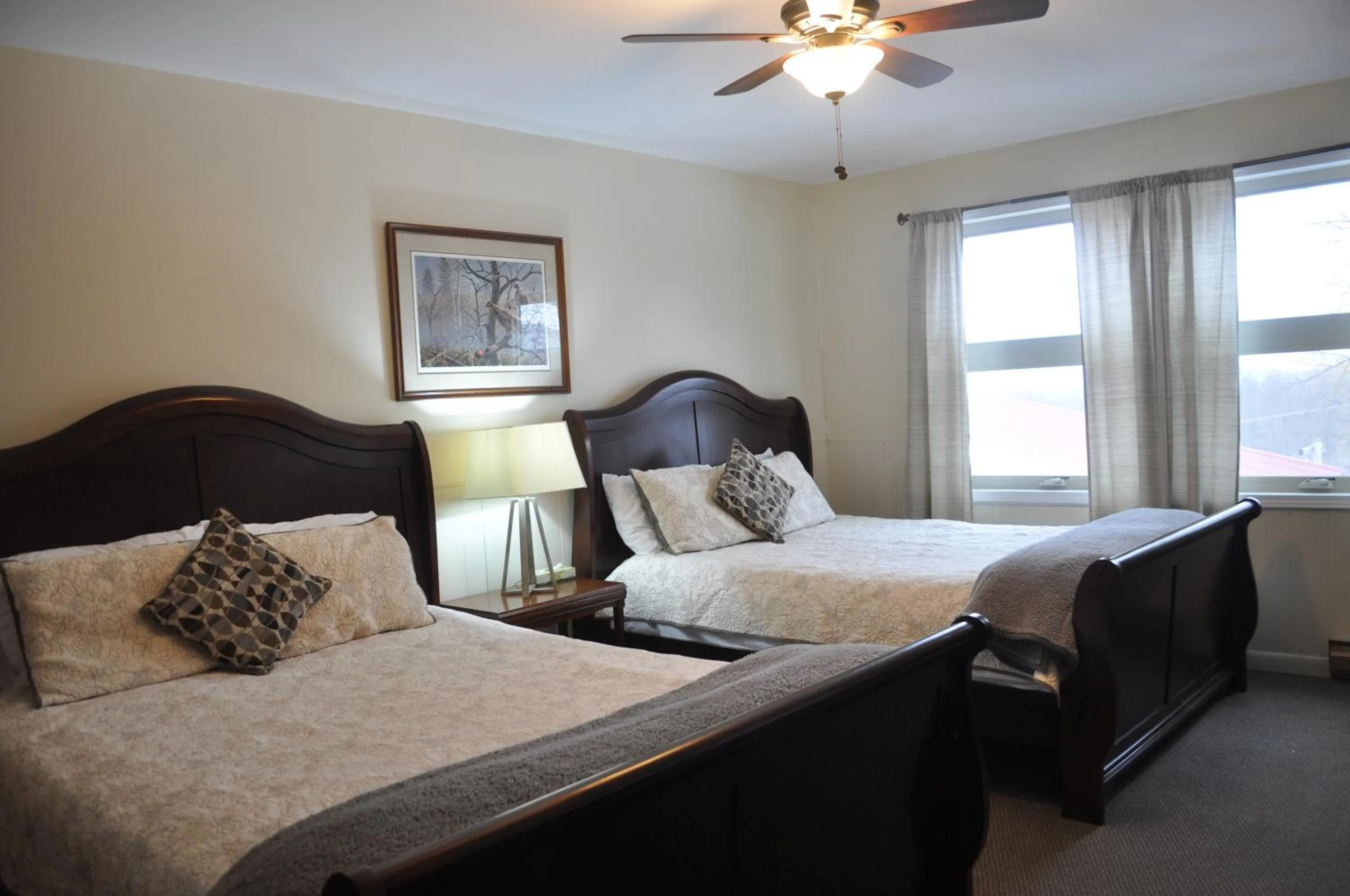 Bedroom, Bed in Lakewood Lodge & Restaurant