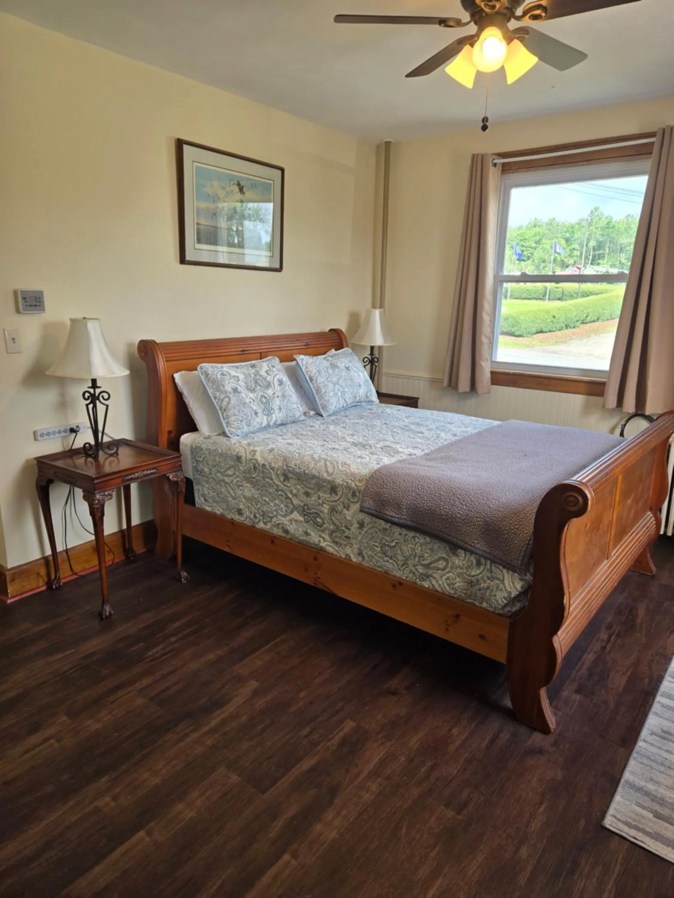 Bed in Lakewood Lodge & Restaurant