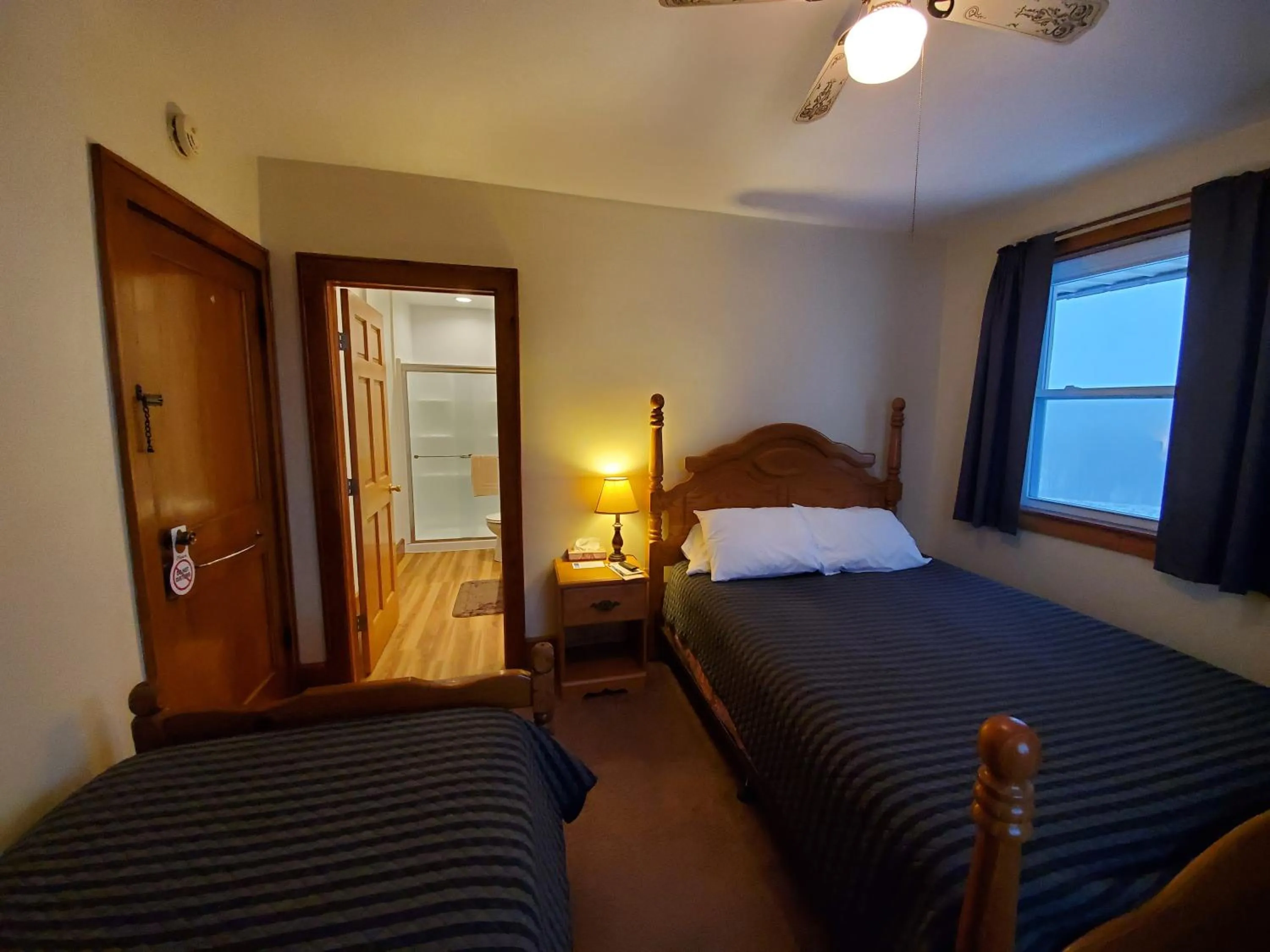 Photo of the whole room, Bed in Lakewood Lodge & Restaurant