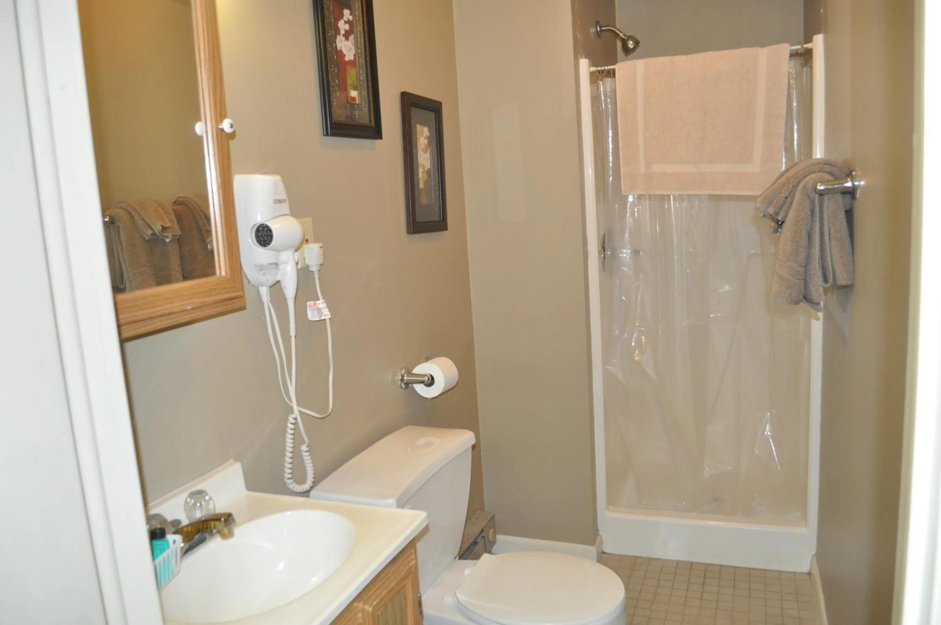 Bathroom in Lakewood Lodge & Restaurant