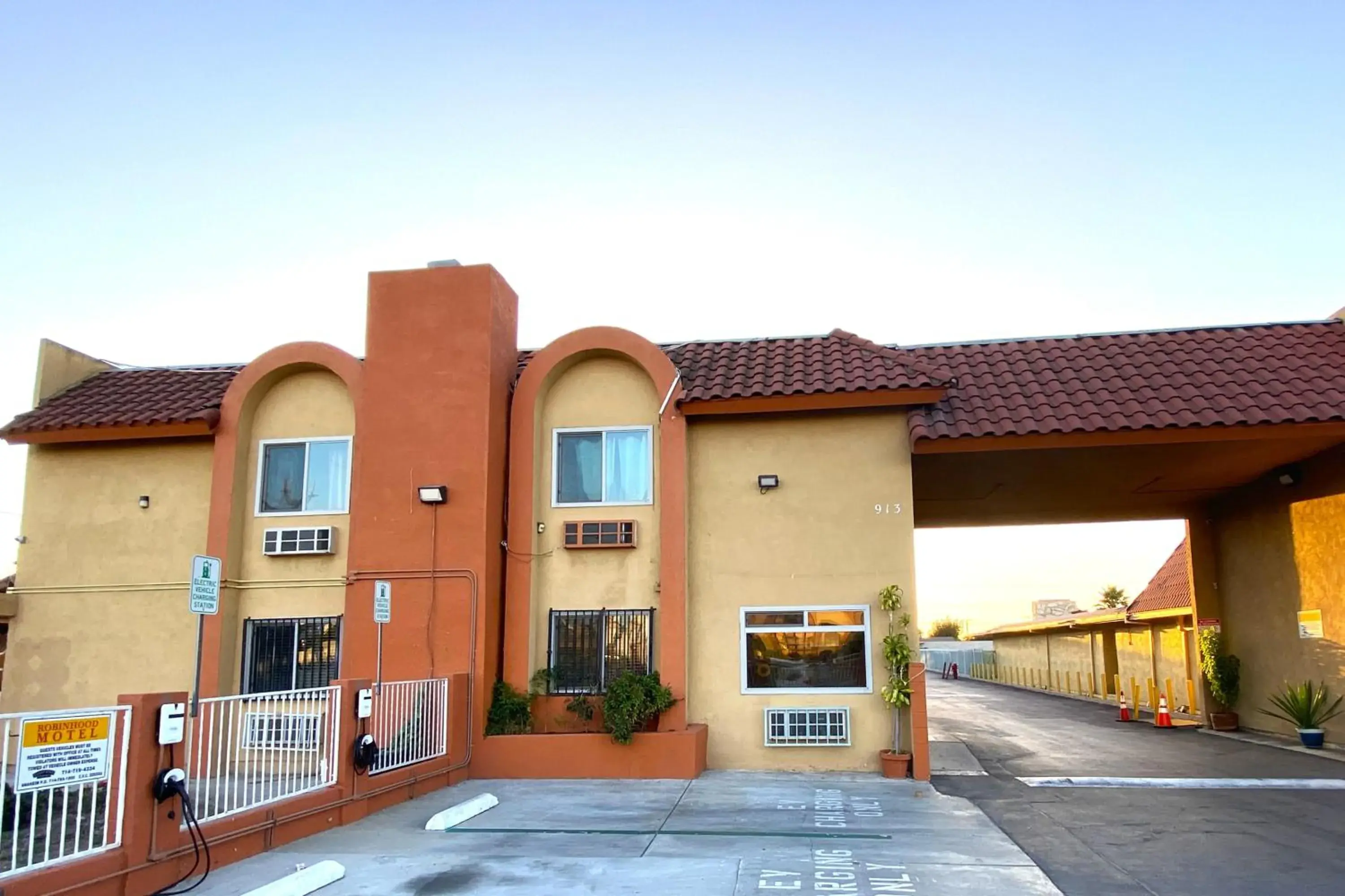Facade/entrance in Robinhood Motel Anaheim West Facade/entrance in Robinhood Motel Anaheim West