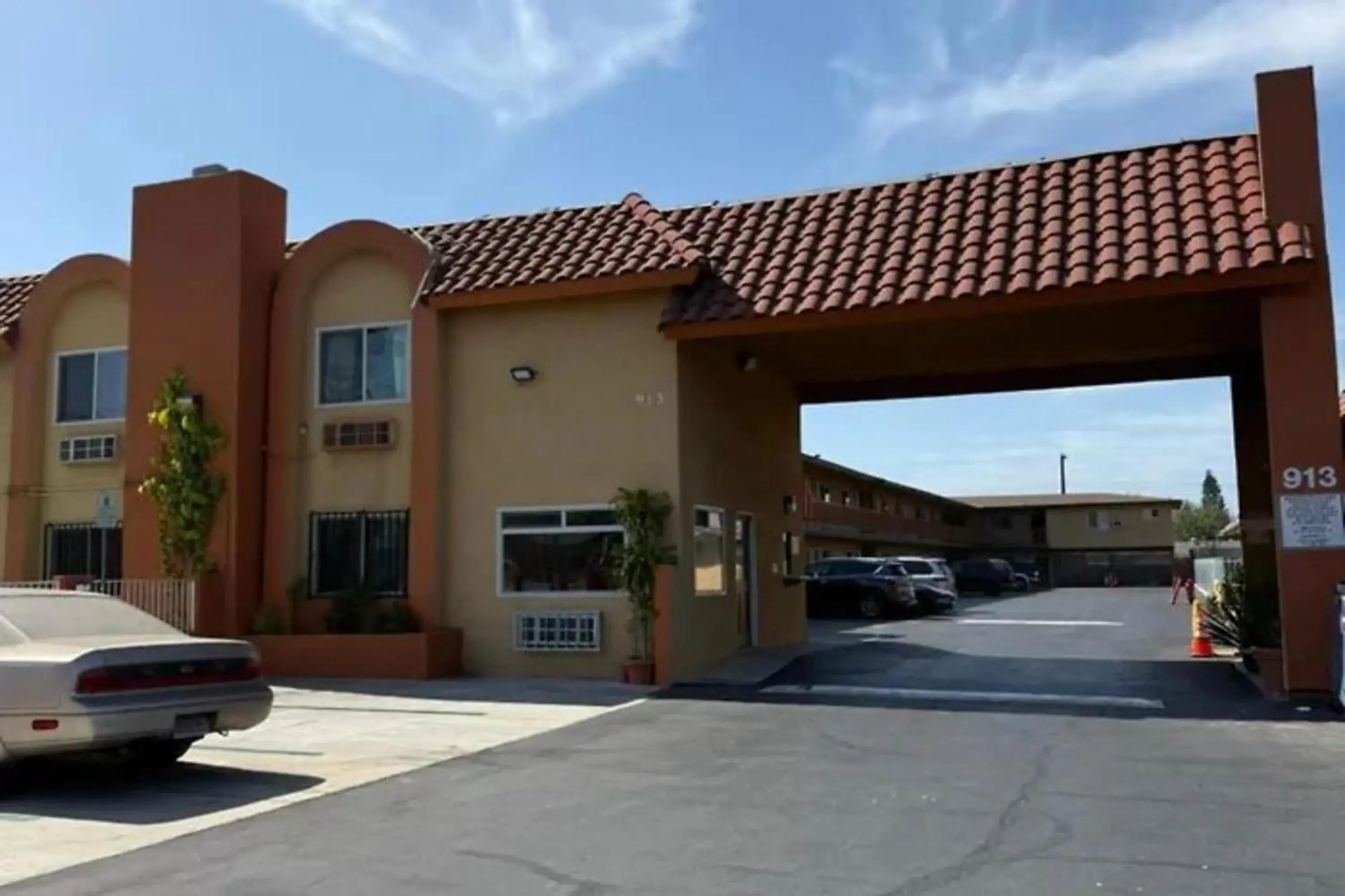 Property building in Robinhood Motel Anaheim West Property building in Robinhood Motel Anaheim West