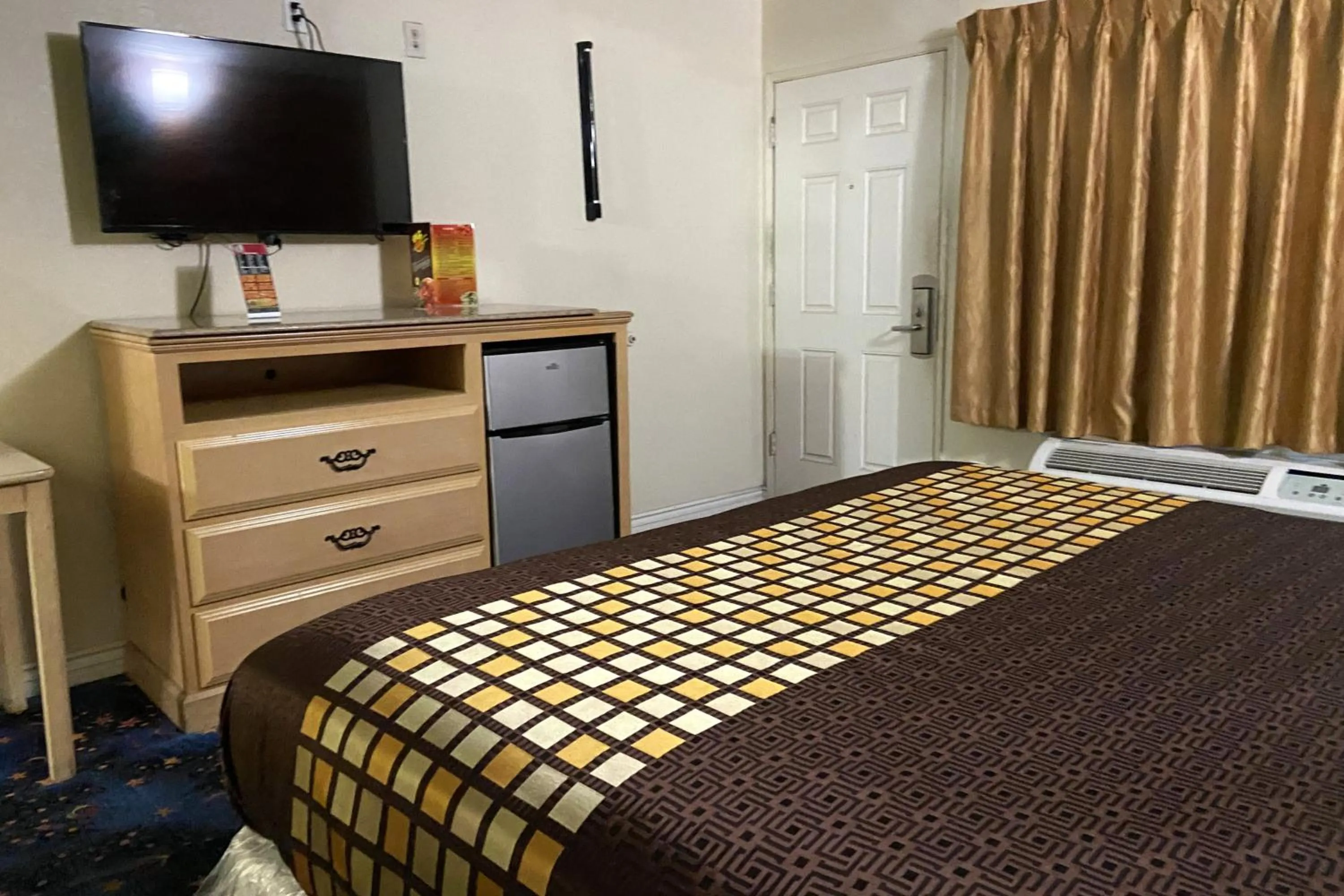 Bedroom, Bed in Robinhood Motel Anaheim West