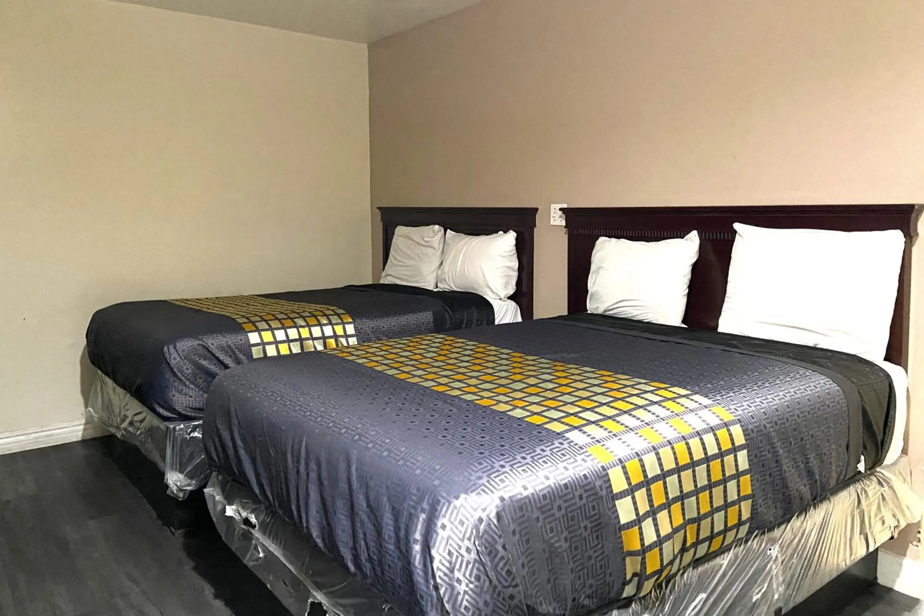 Bedroom, Bed in Robinhood Motel Anaheim West Bedroom, Bed in Robinhood Motel Anaheim West