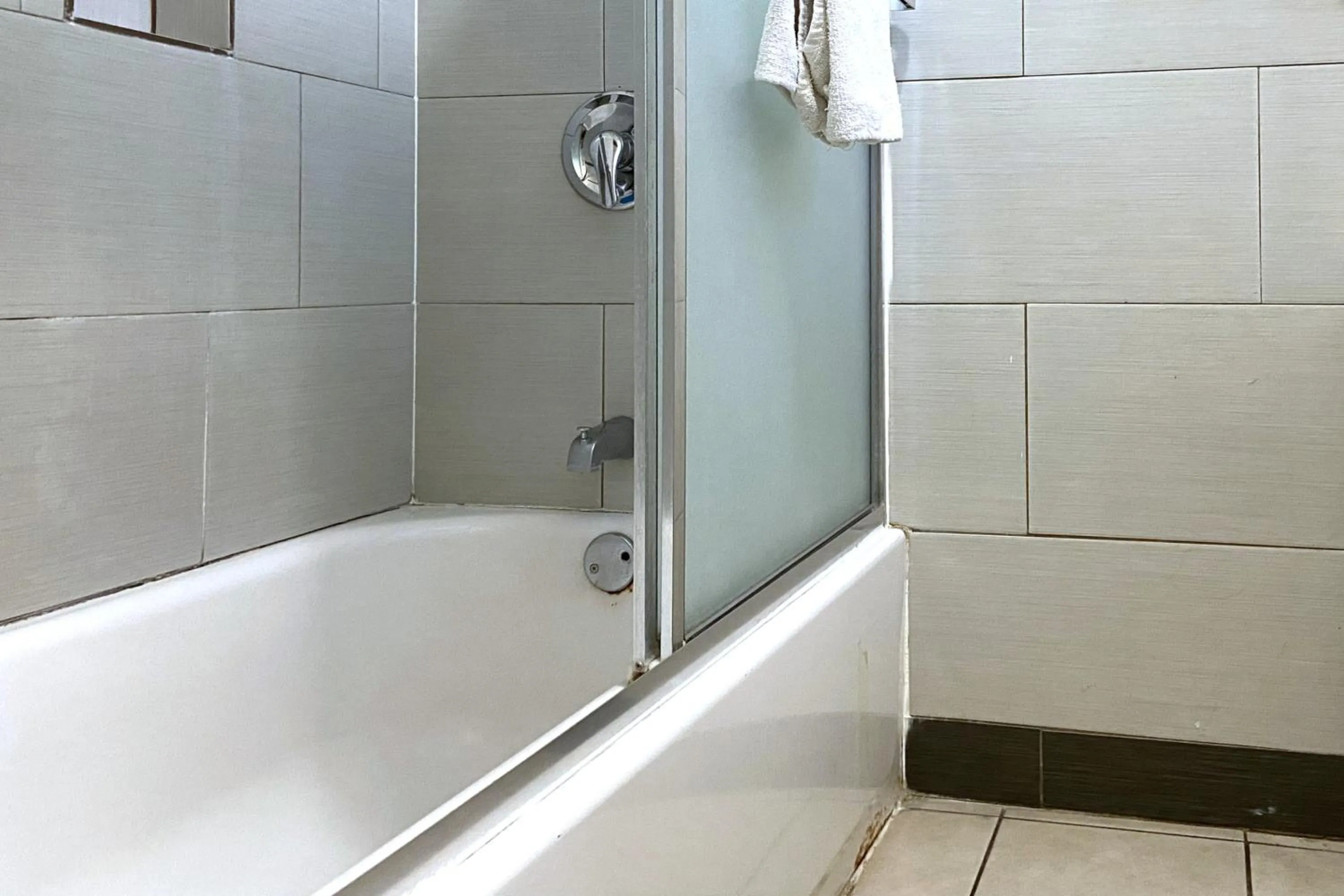 Bathroom in Robinhood Motel Anaheim West