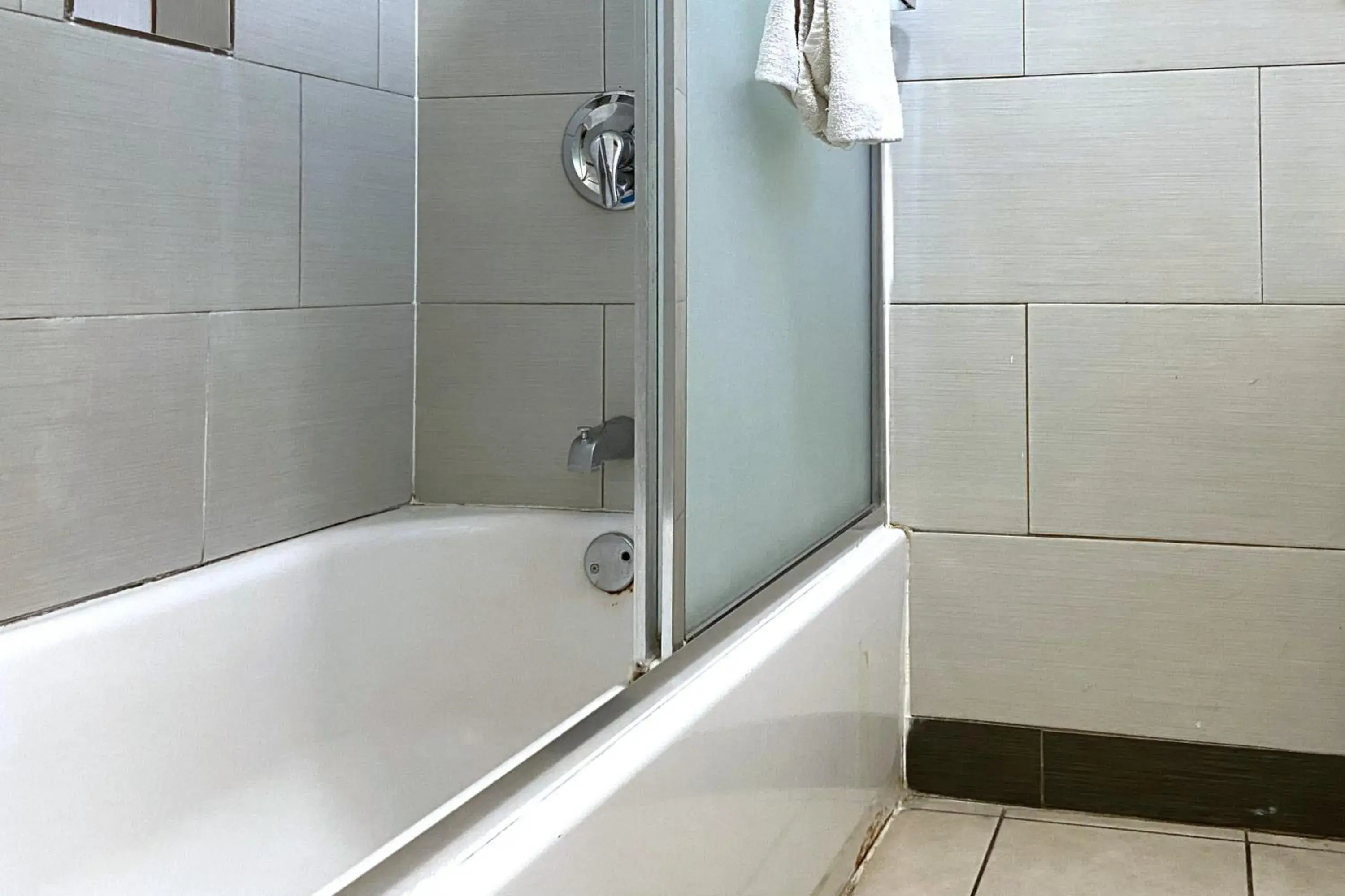 Queen Bed Accessible Non-Smoking in Robinhood Motel Anaheim West Queen Bed Accessible Non-Smoking in Robinhood Motel Anaheim West