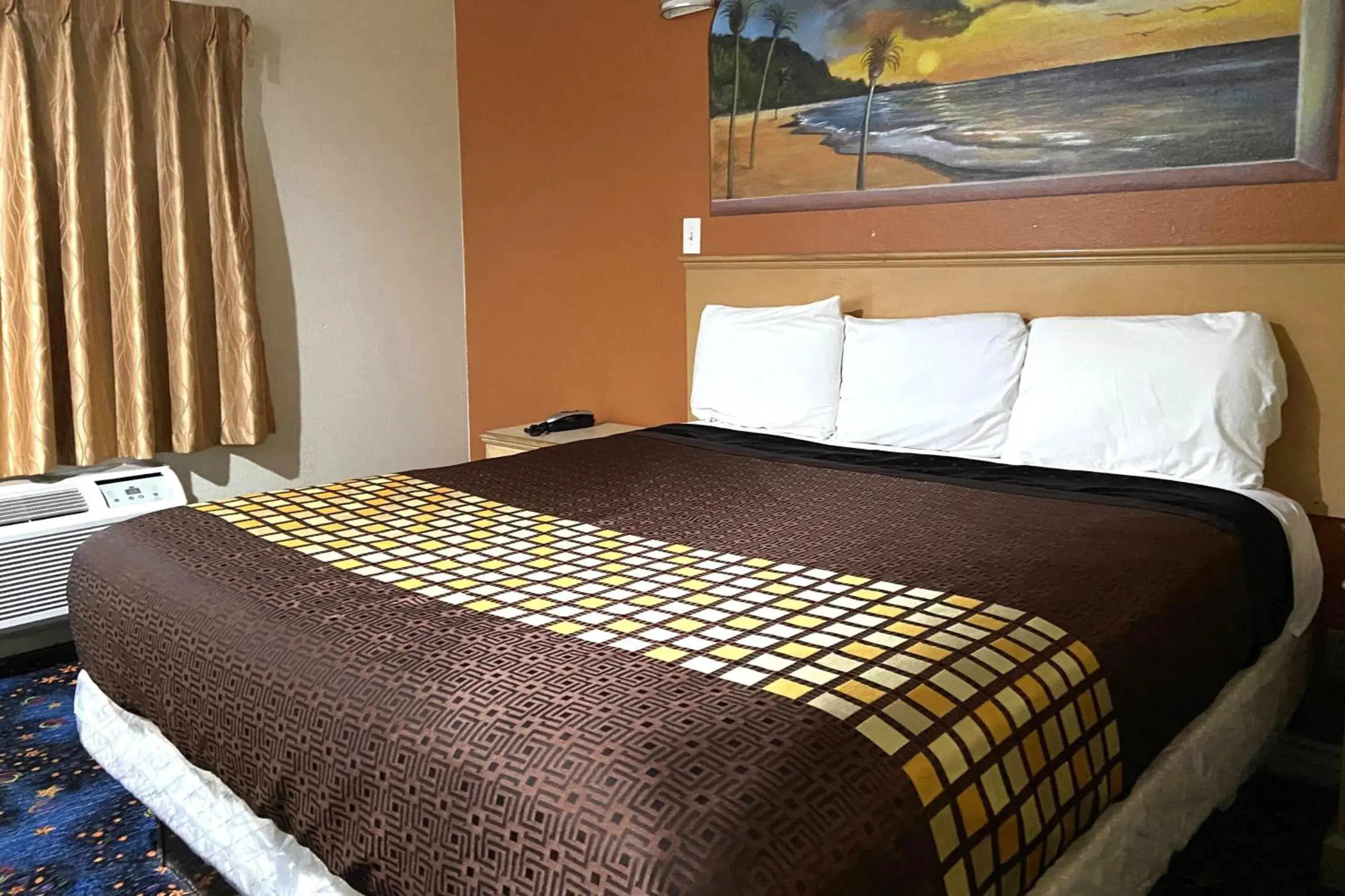 King Bed Smoking in Robinhood Motel Anaheim West King Bed Smoking in Robinhood Motel Anaheim West