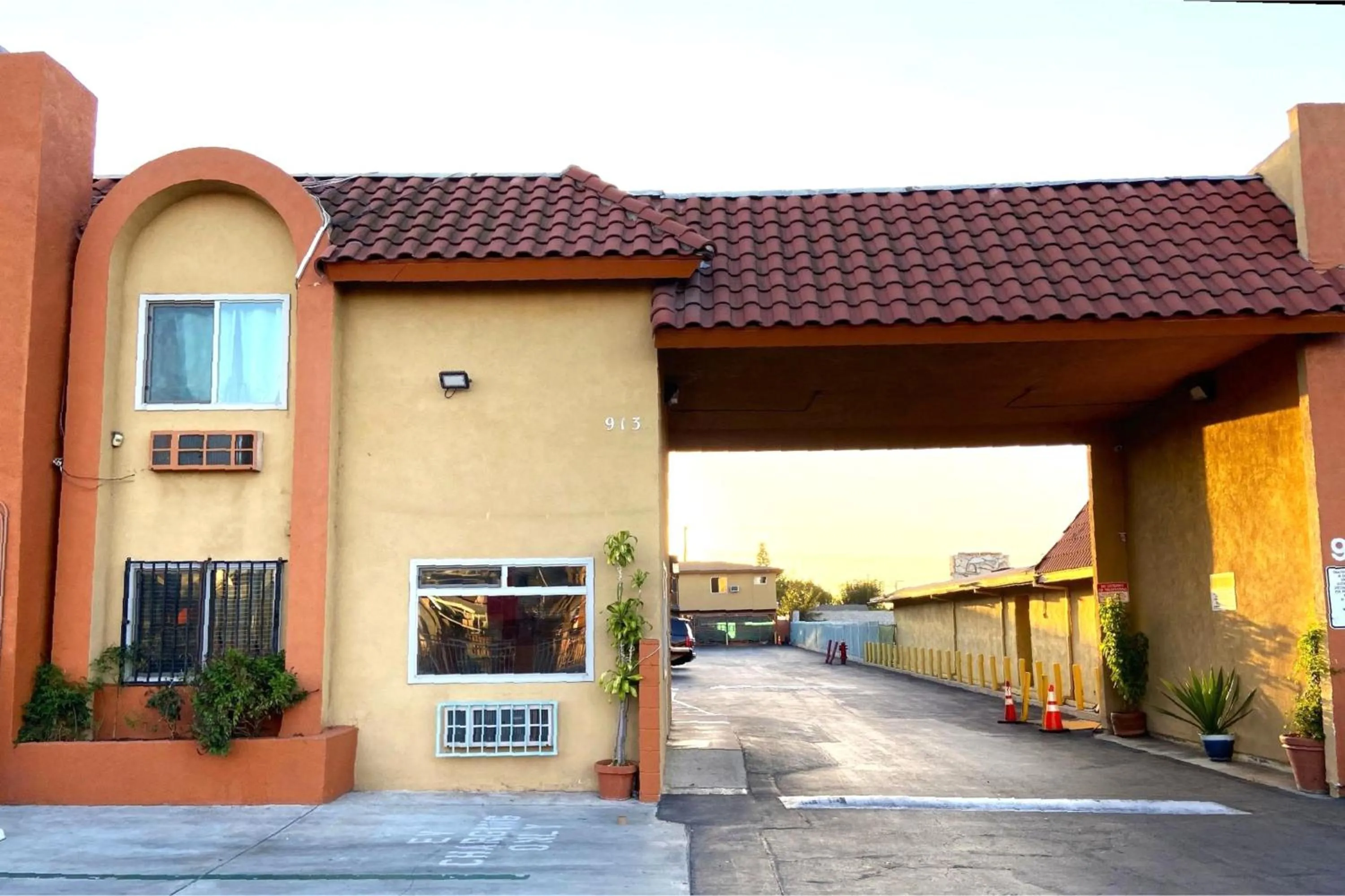 Facade/entrance in Robinhood Motel Anaheim West