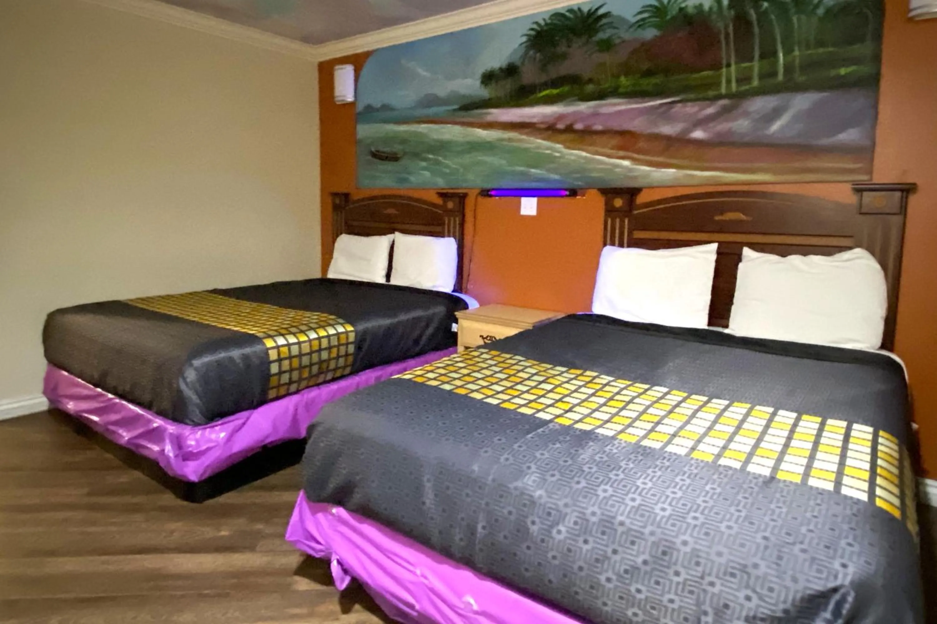 Bedroom, Bed in Robinhood Motel Anaheim West