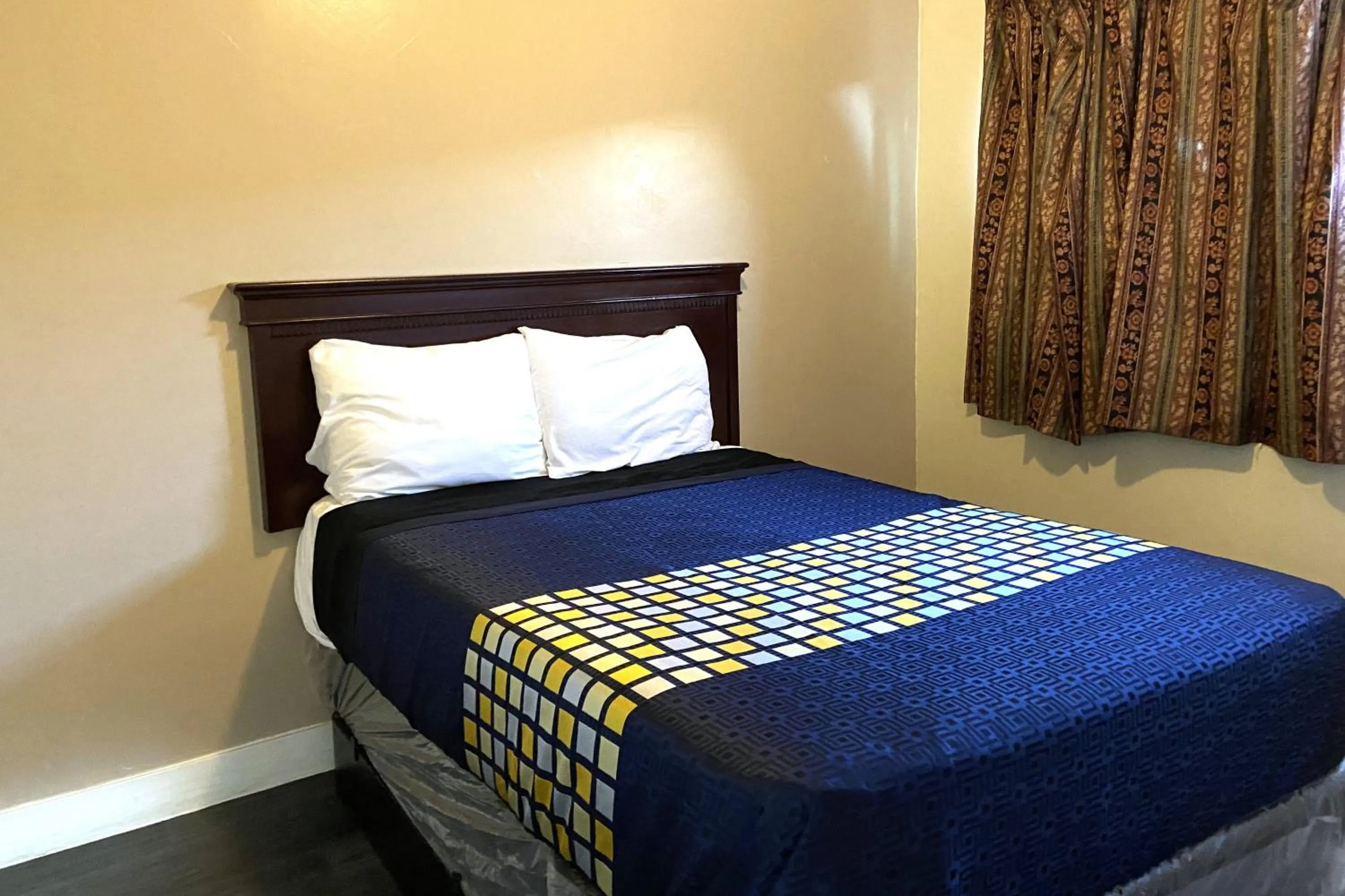 Bedroom, Bed in Robinhood Motel Anaheim West