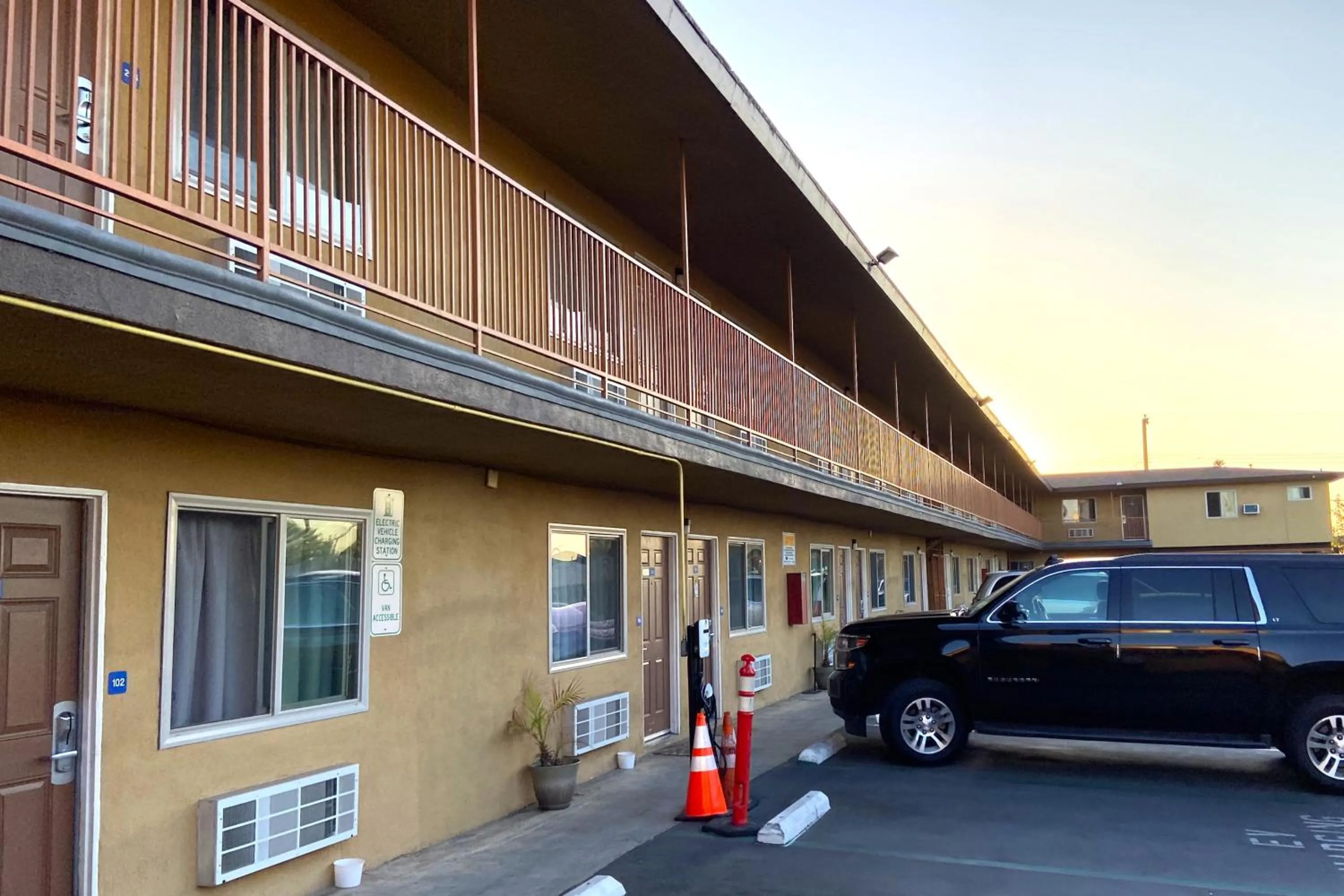 Parking in Robinhood Motel Anaheim West