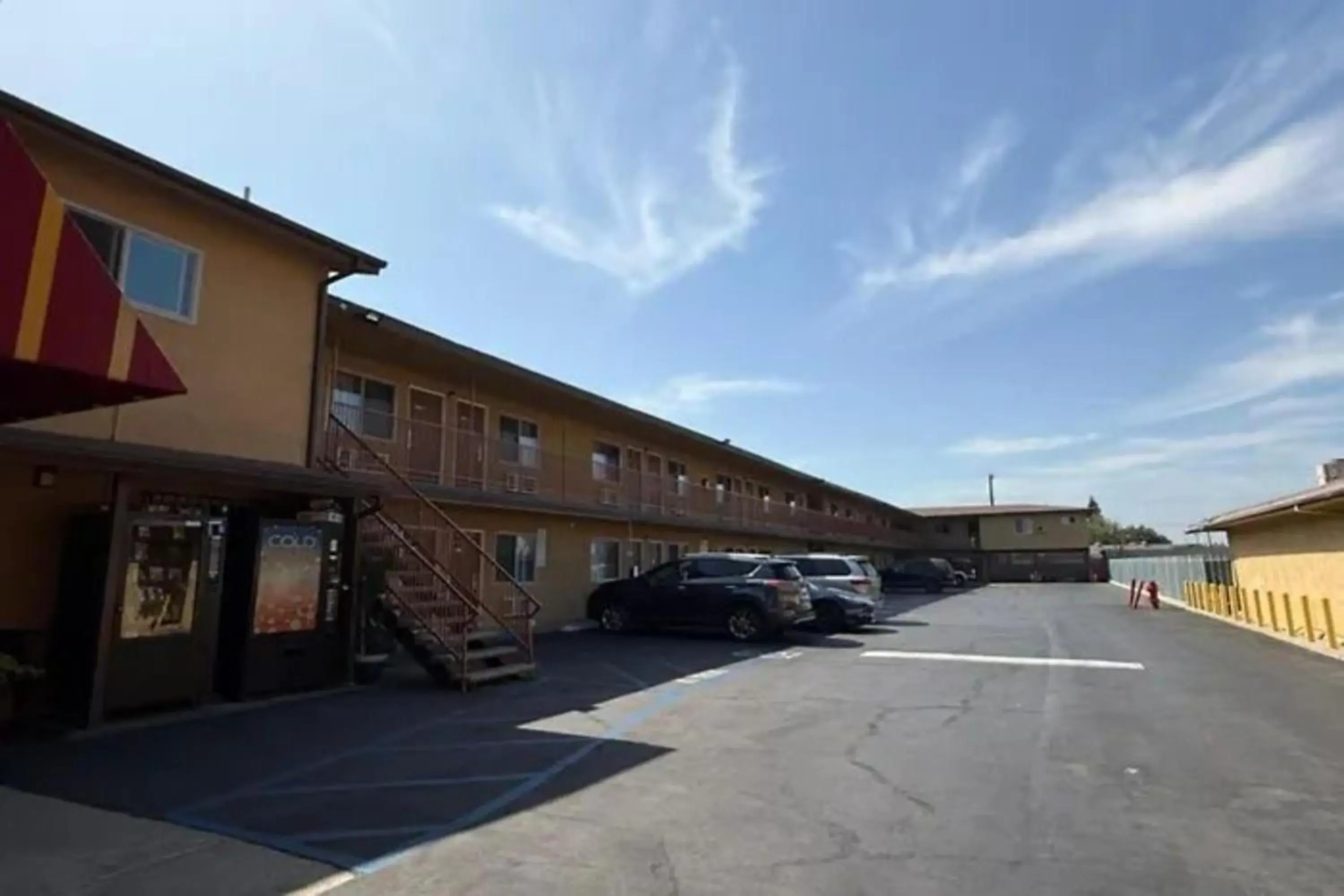 Property building in Robinhood Motel Anaheim West Property building in Robinhood Motel Anaheim West