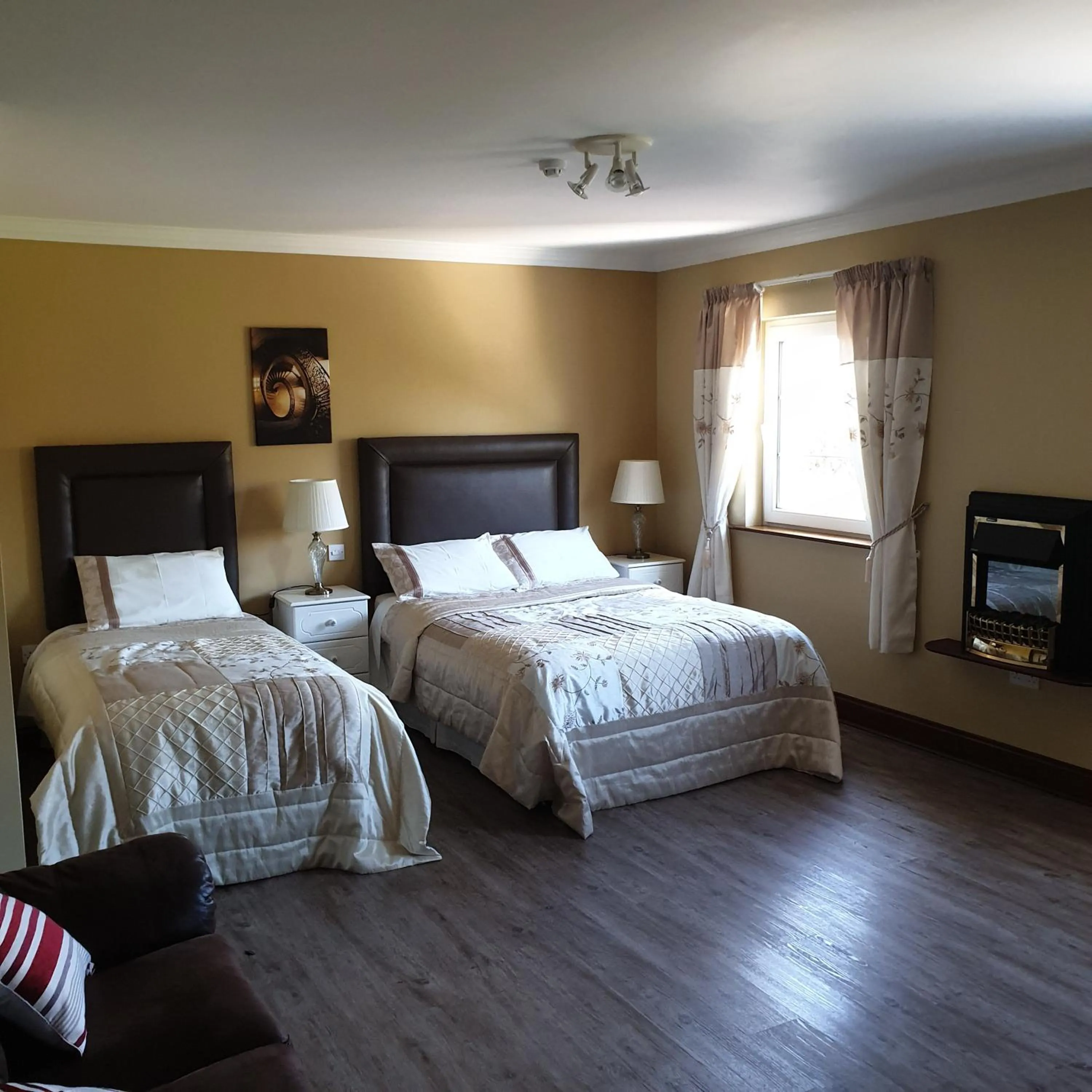 Photo of the whole room, Bed in Cloghan Lodge