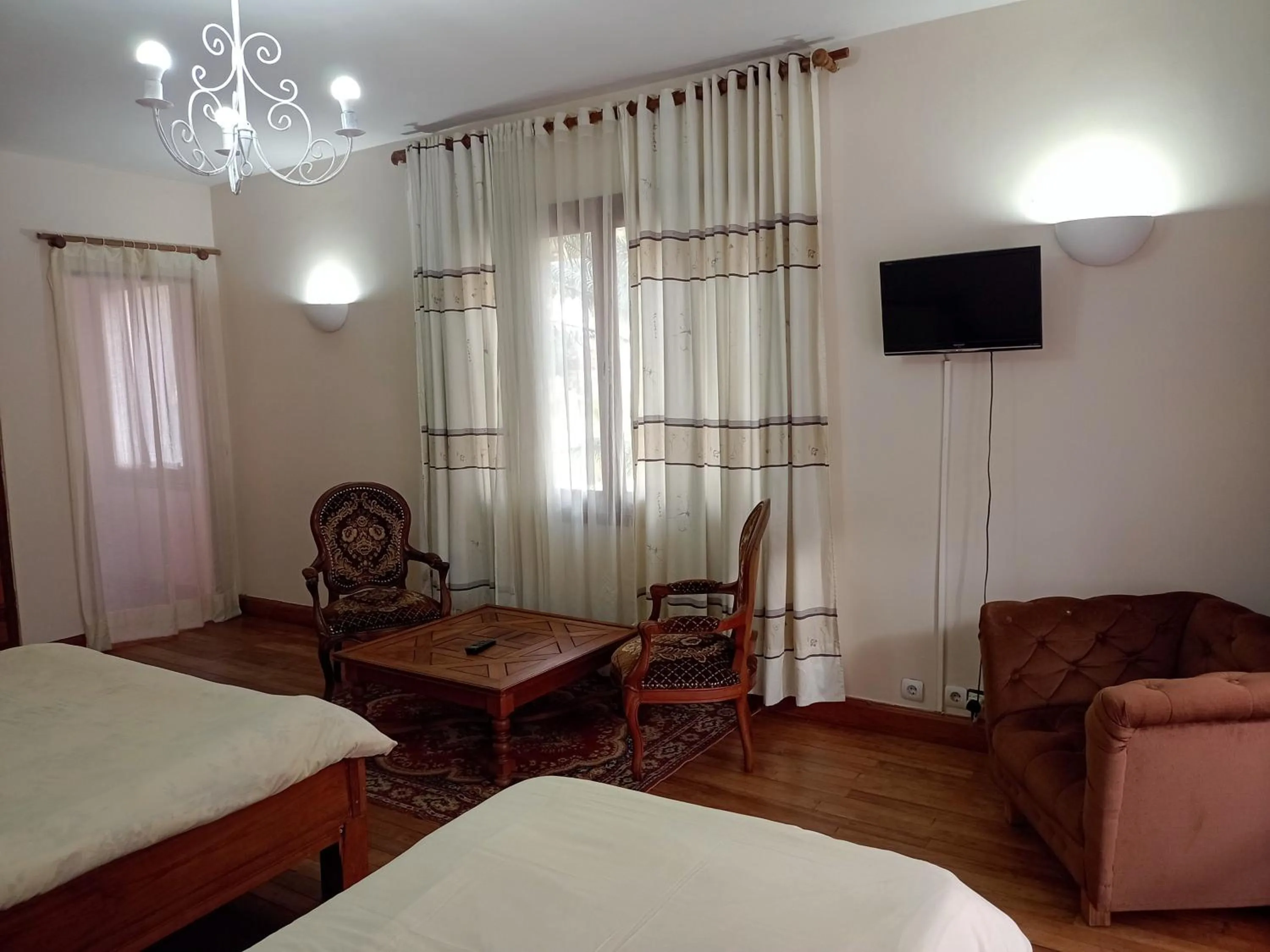 Living room, Bed in La Résidence d'Ankerana