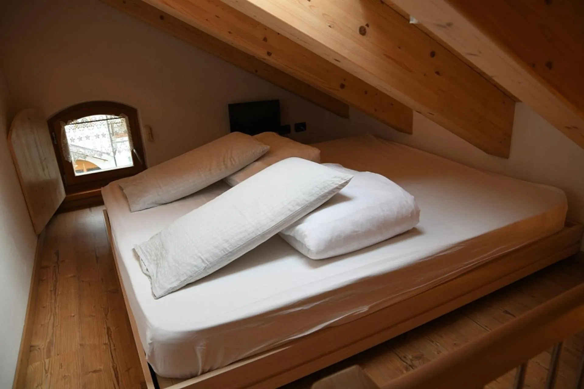 Decorative detail, Bed in Cianbolpin Guesthouse