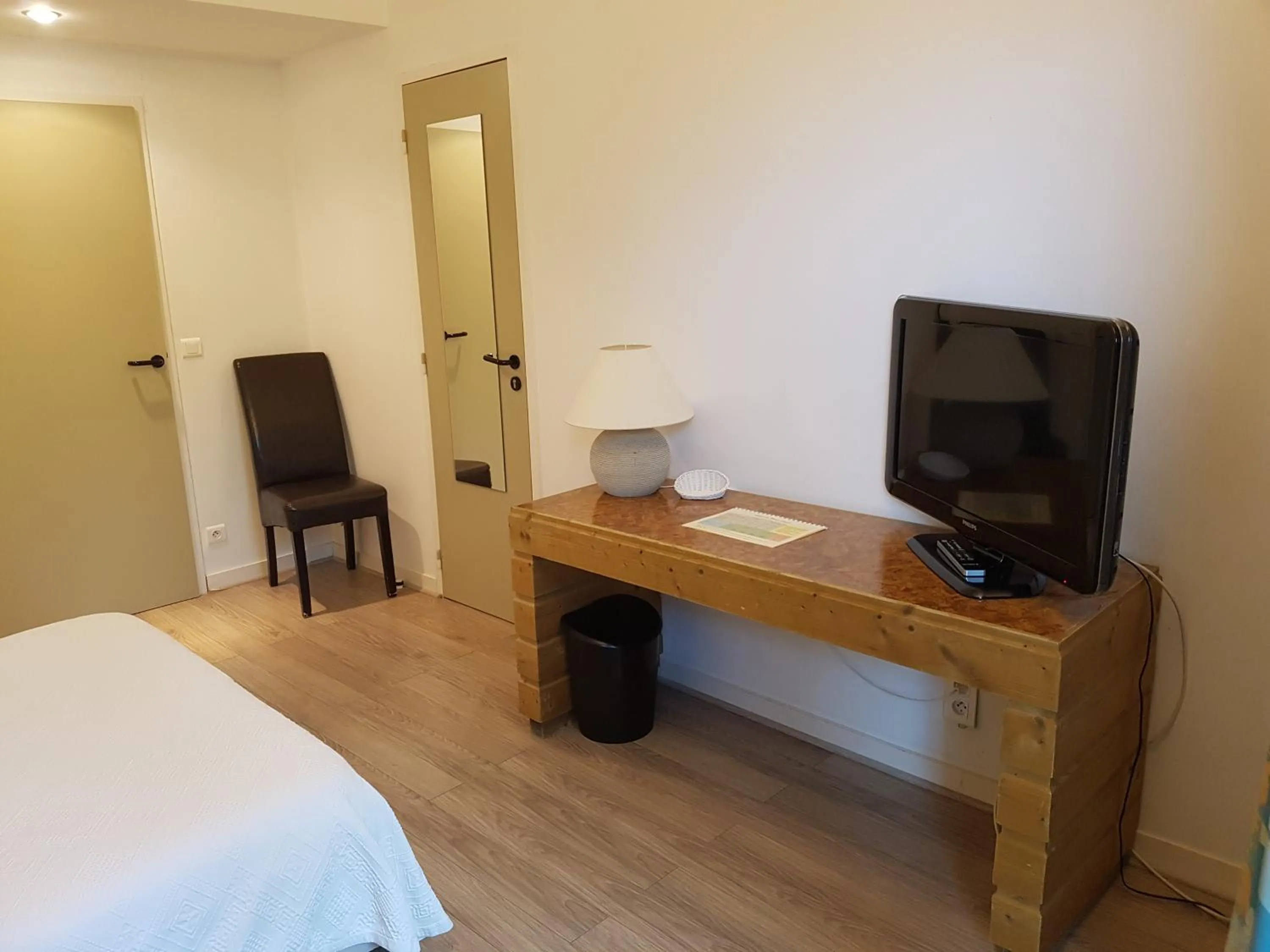 TV and multimedia in Le Vieux Logis de Clam