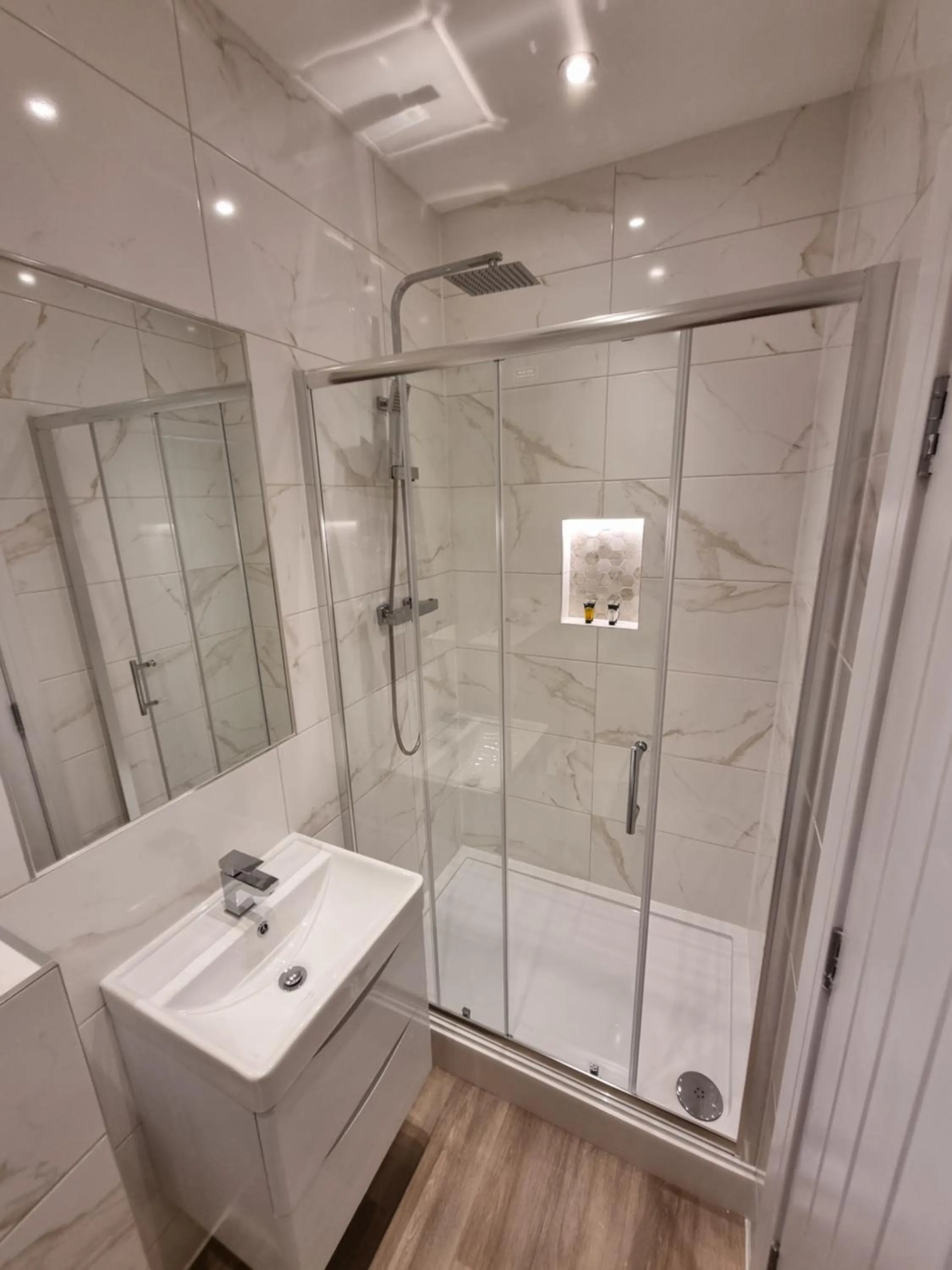 Bathroom in Hotel CG London