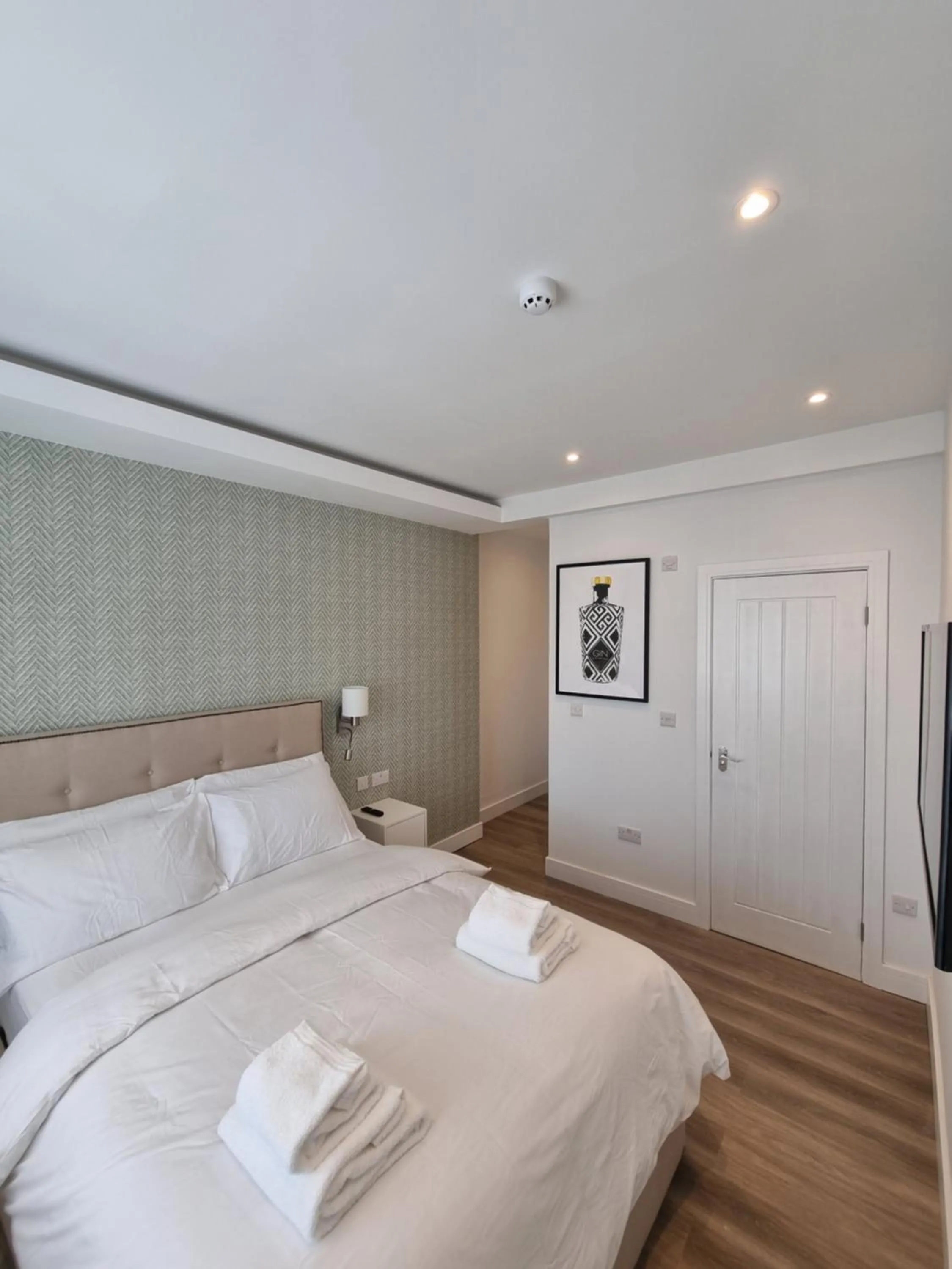 Photo of the whole room, Bed in Hotel CG London