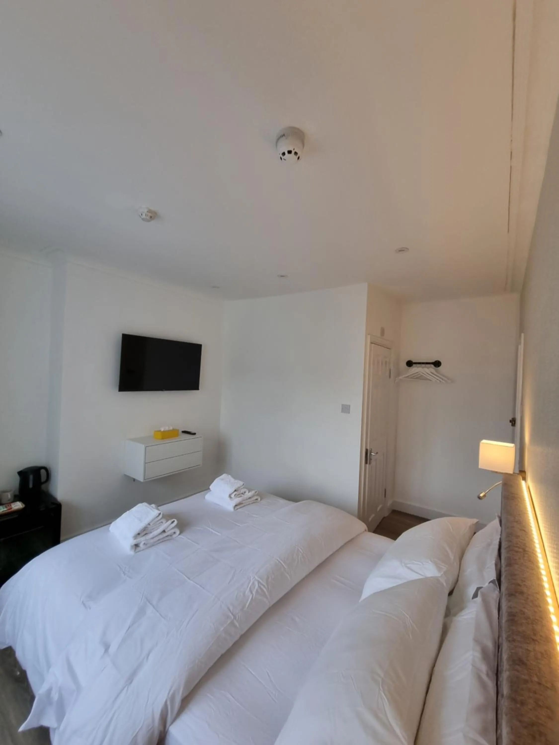 Photo of the whole room, Bed in Hotel CG London