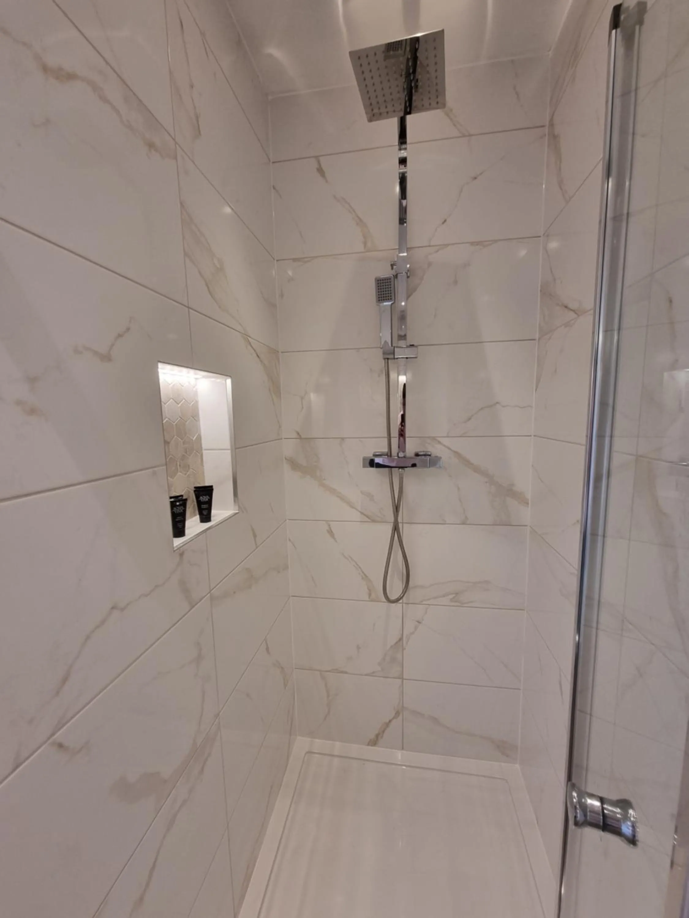 Shower in Hotel CG London