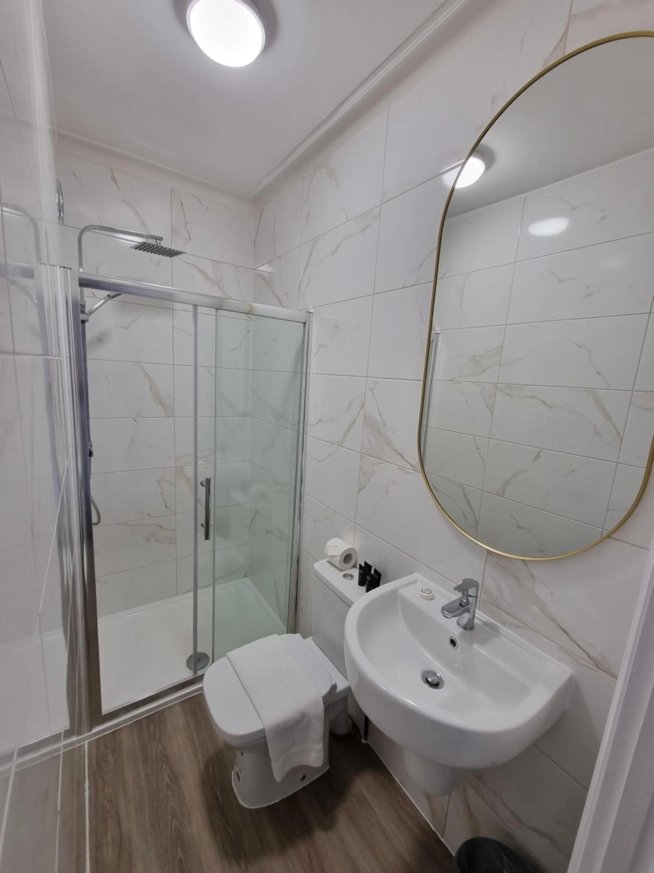 Shower in Hotel CG London