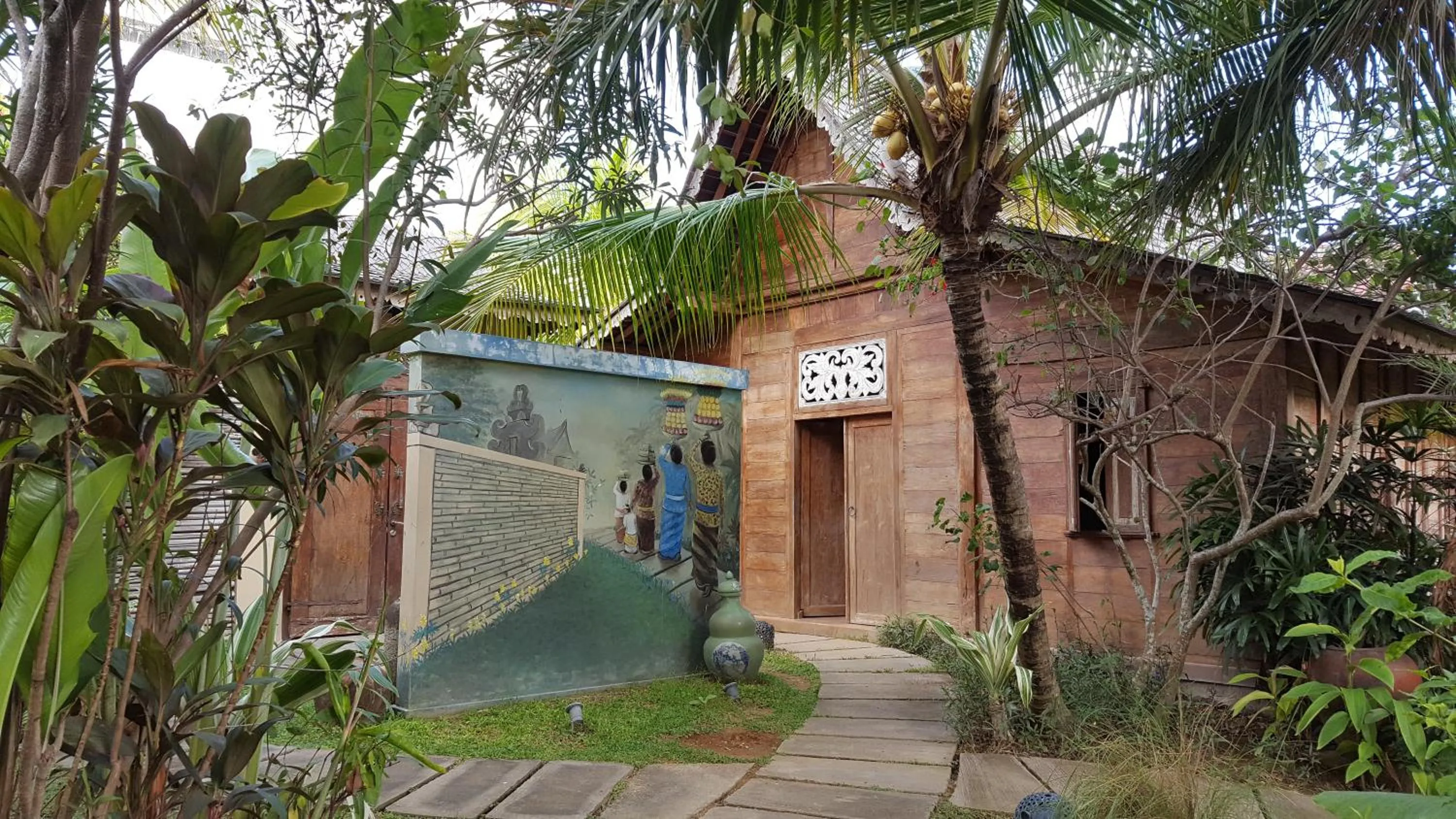 Facade/entrance in Wayang Retreat
