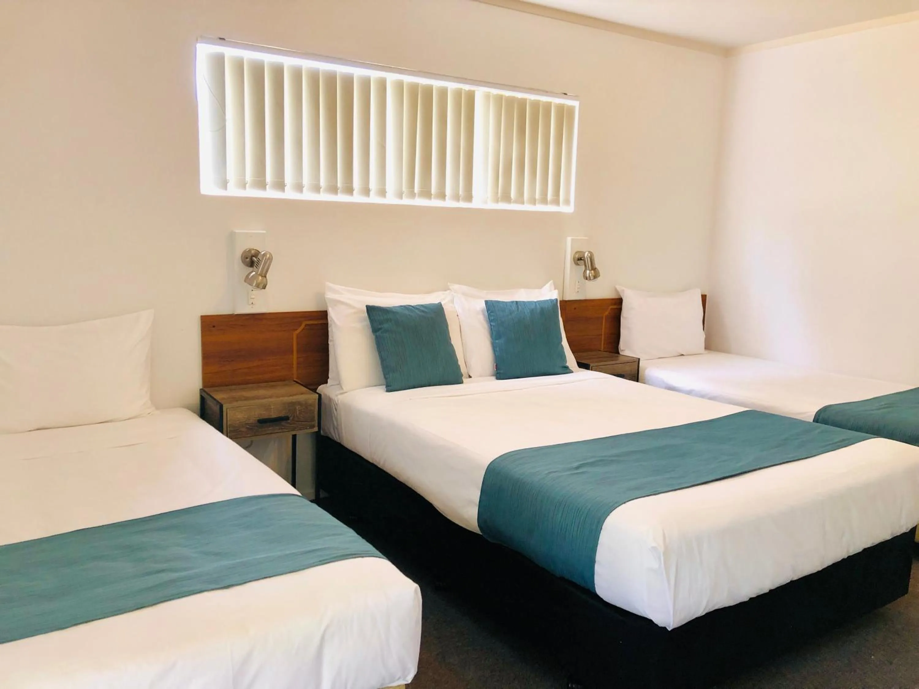 Bedroom, Bed in Aquarius Motel