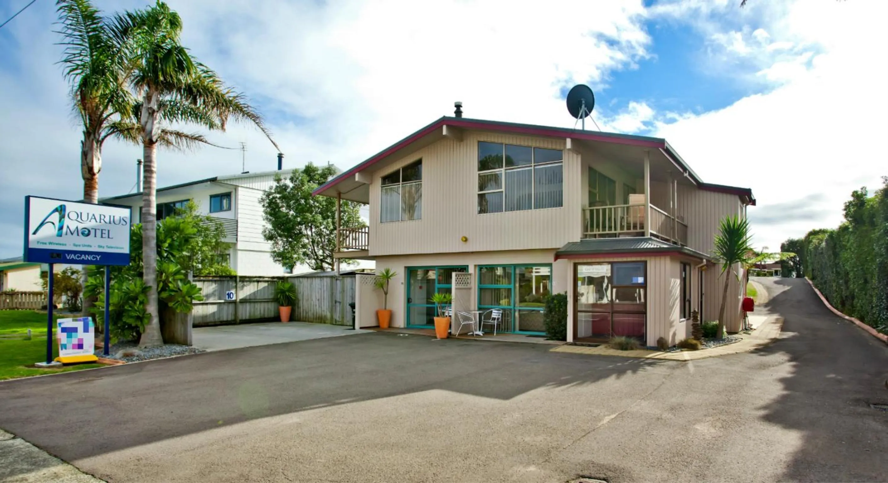 Facade/entrance in Aquarius Motel