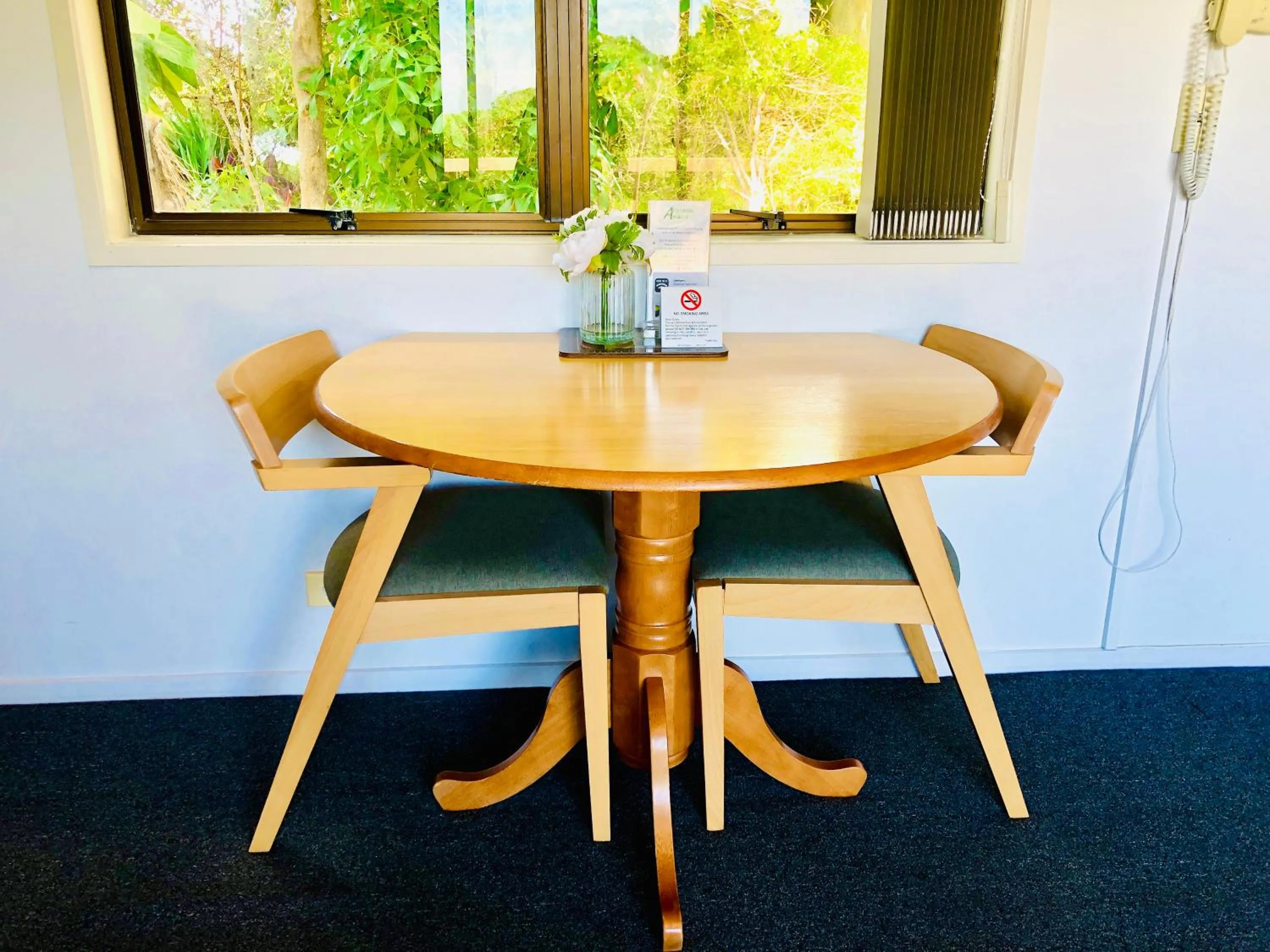 Dining area in Aquarius Motel