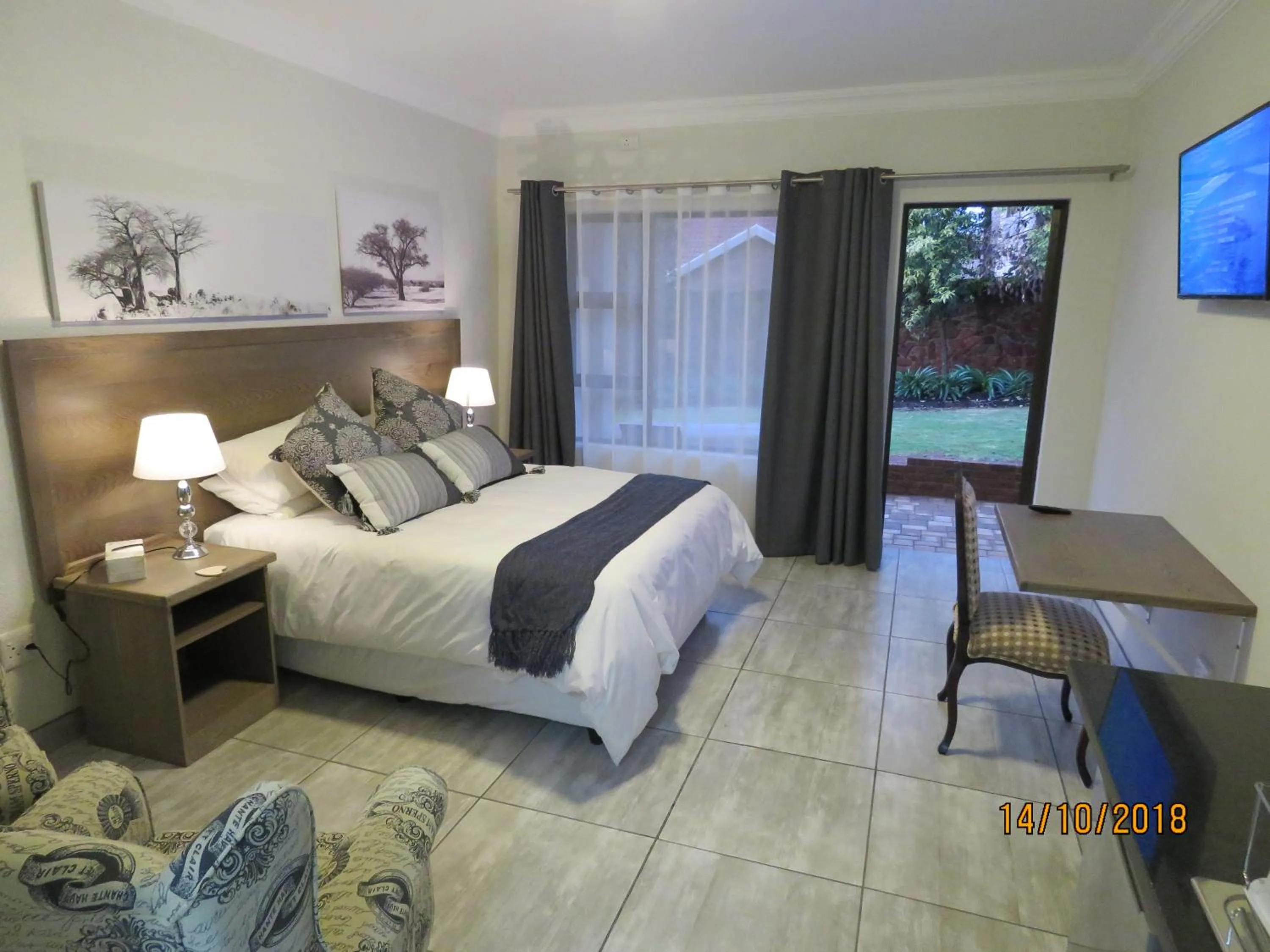 Photo of the whole room, Bed in Sunbird Garden Cottage