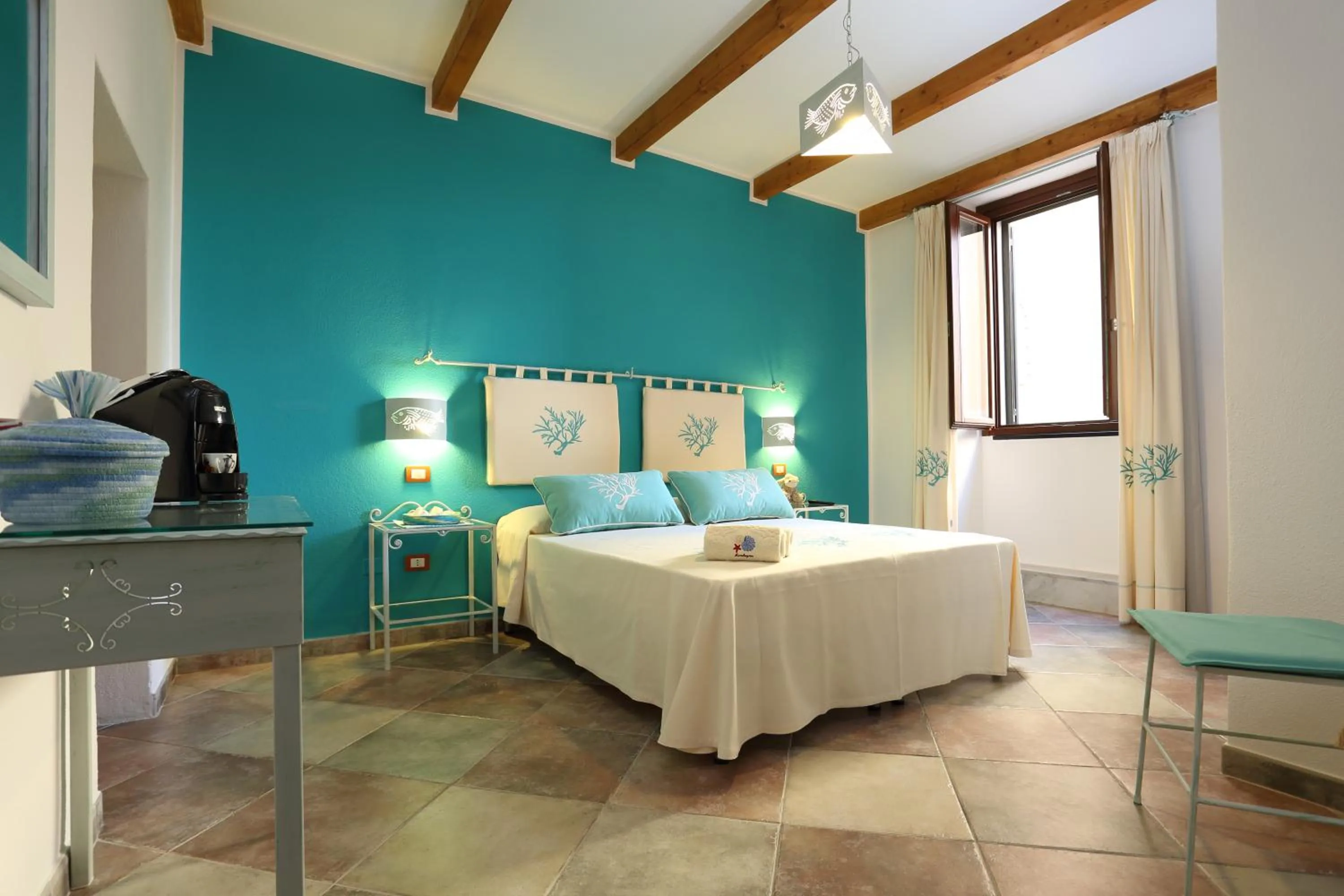 Photo of the whole room, Bed in Palau De Rosa