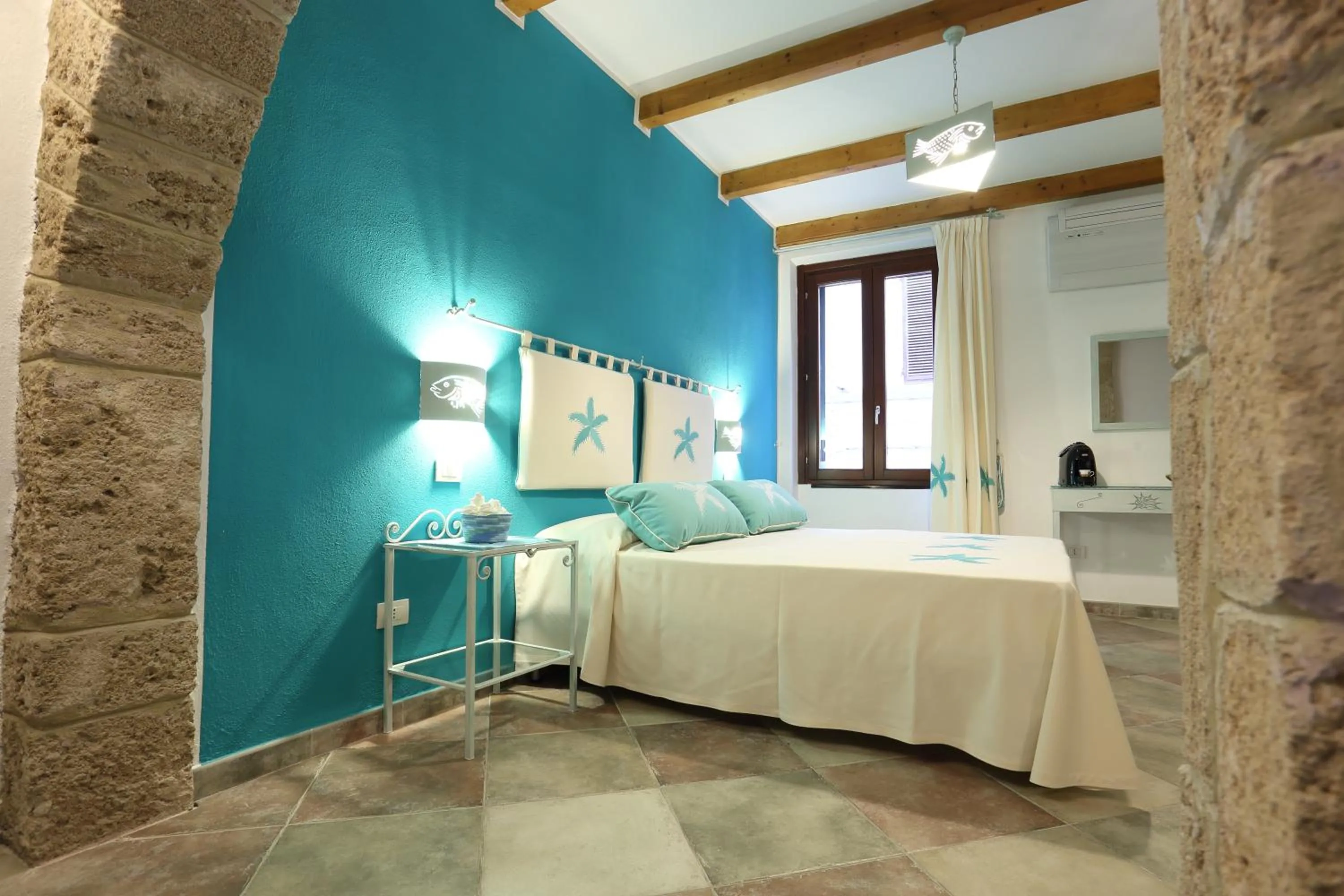 Photo of the whole room, Bed in Palau De Rosa
