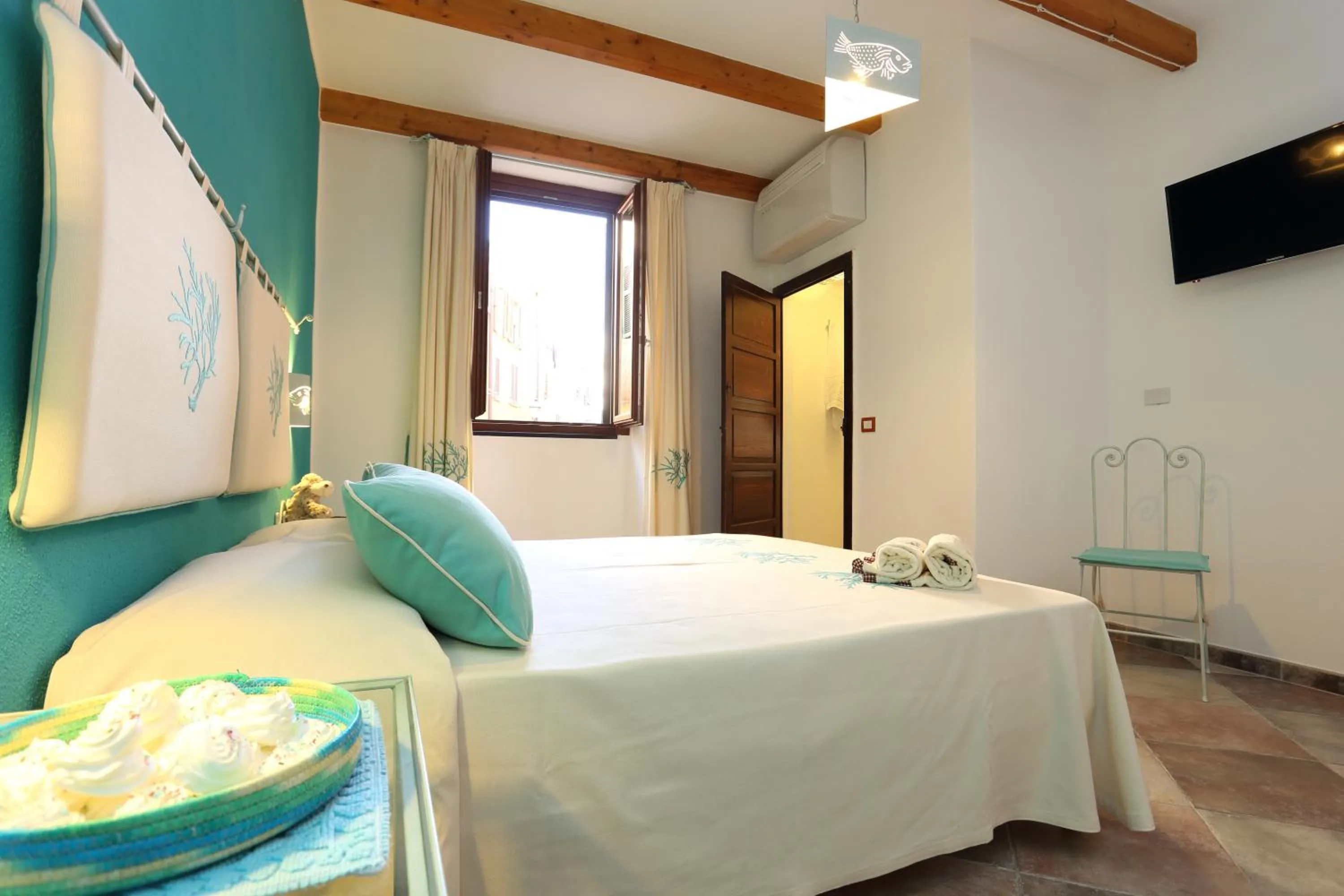 Photo of the whole room, Bed in Palau De Rosa