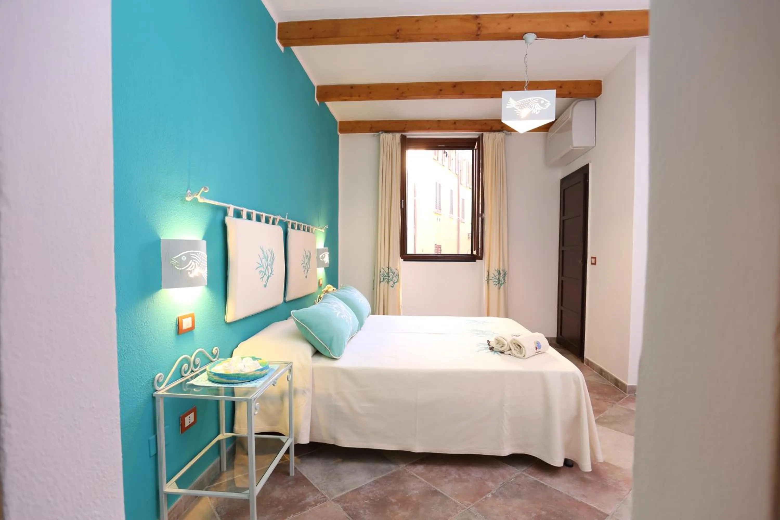 Photo of the whole room, Bed in Palau De Rosa