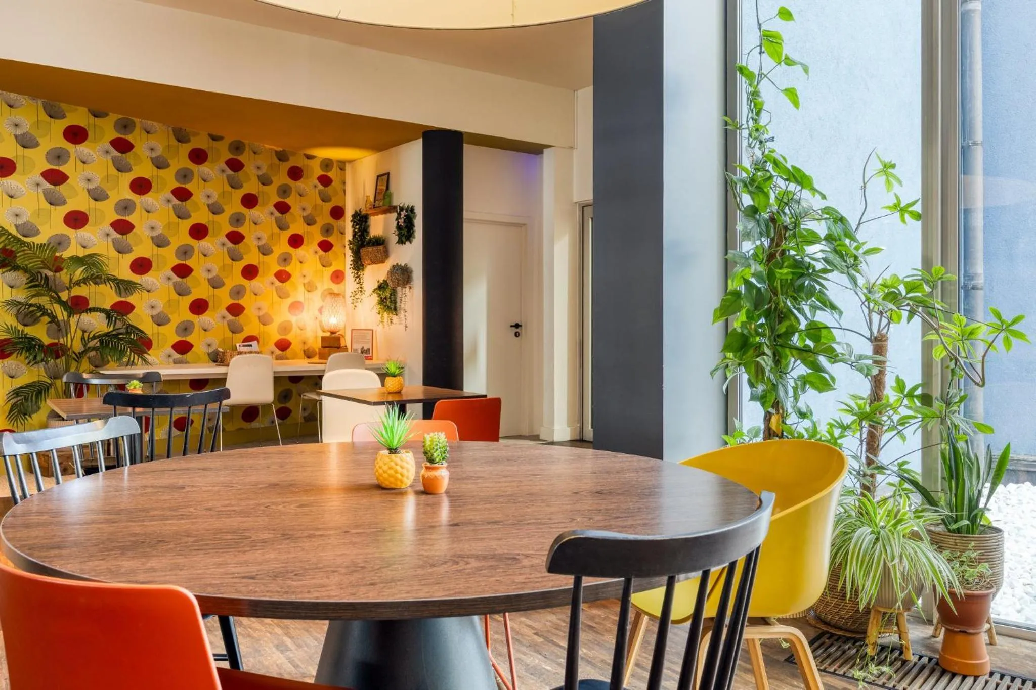 Restaurant/places to eat in Holiday Inn Express Mechelen City Centre by IHG