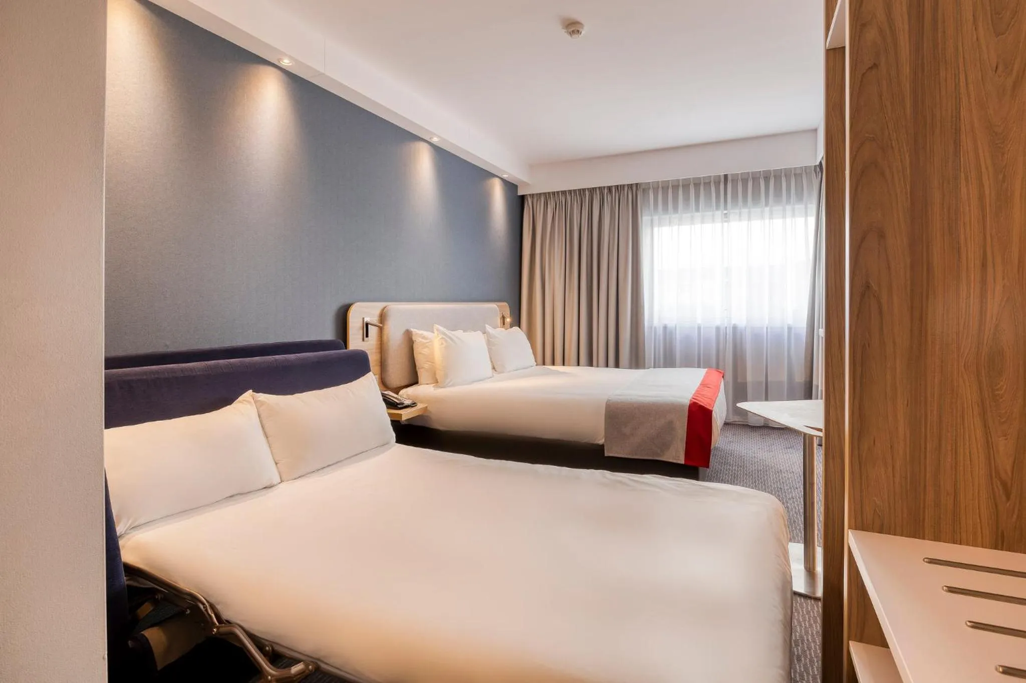 Photo of the whole room, Bed in Holiday Inn Express Mechelen City Centre by IHG