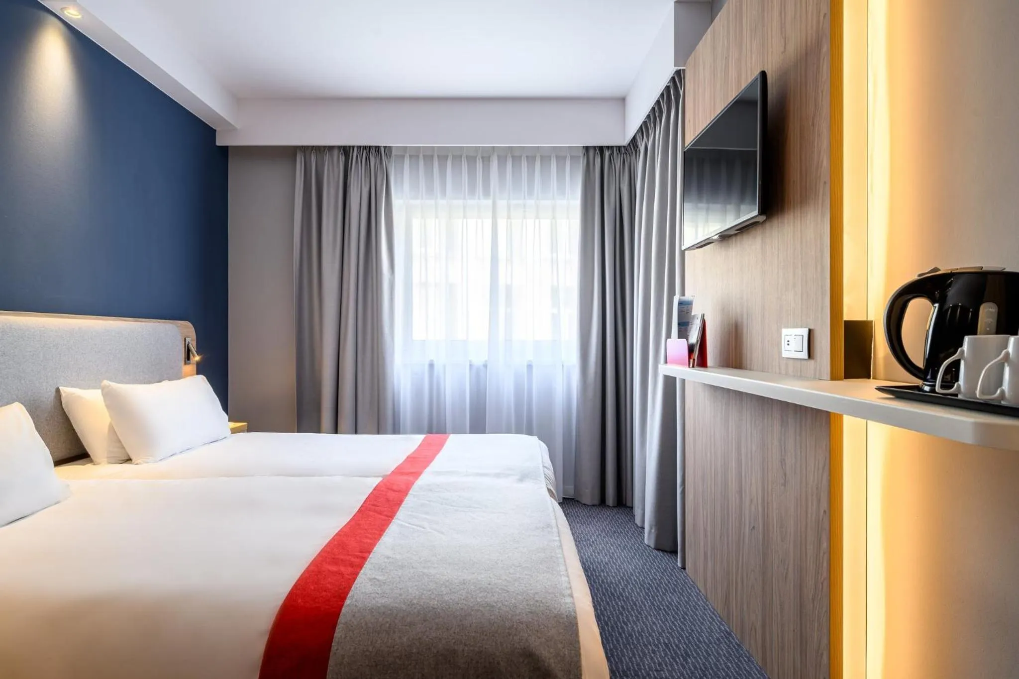 Photo of the whole room, Bed in Holiday Inn Express Mechelen City Centre by IHG